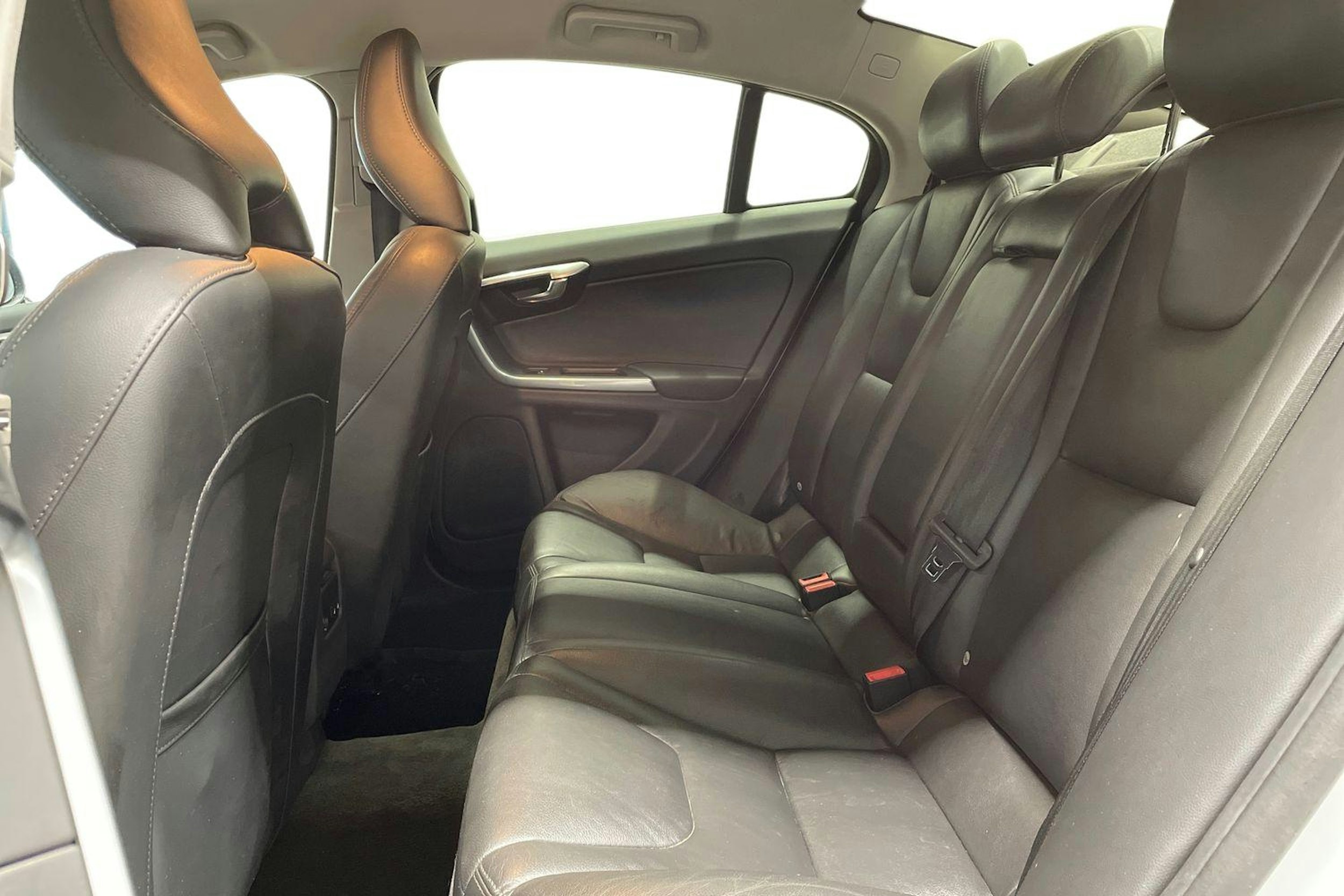 valkoinen Volvo S60 2015 kuva 8.