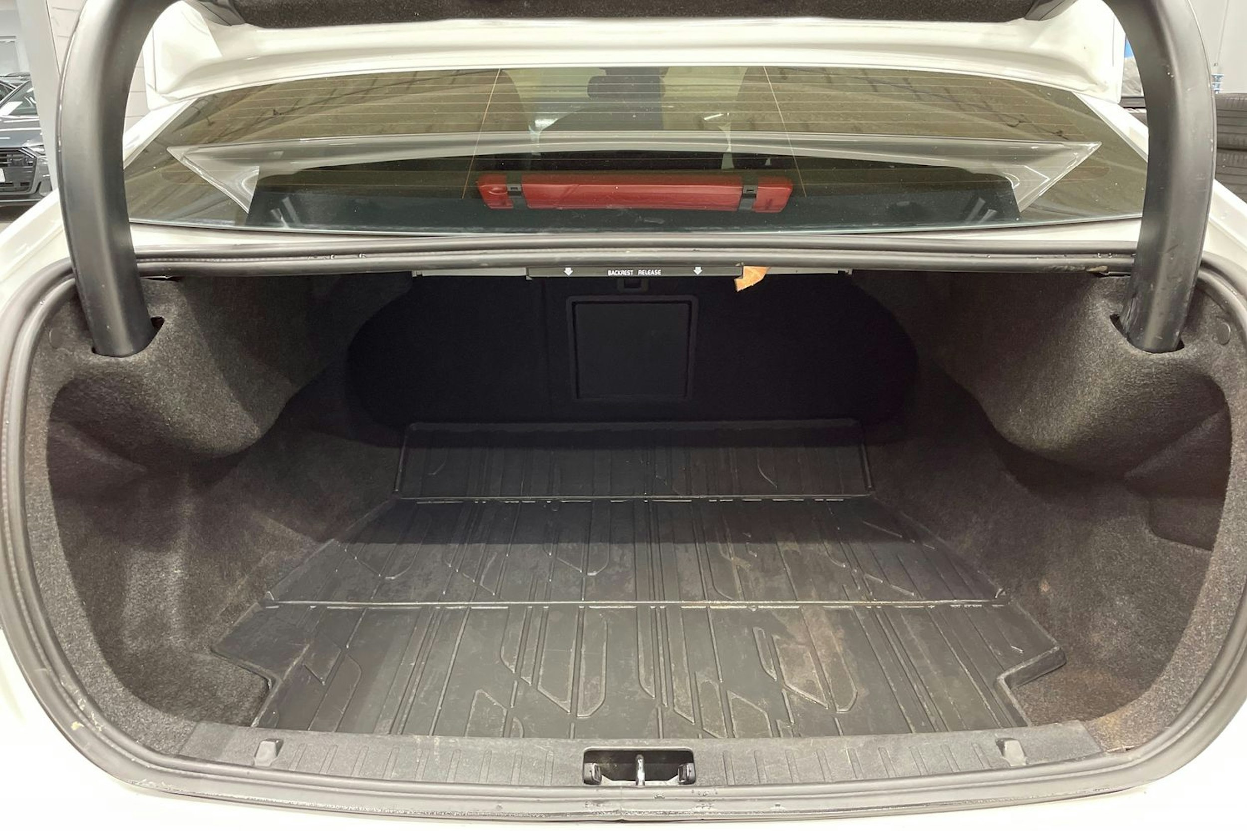 valkoinen Volvo S60 2015 kuva 11.