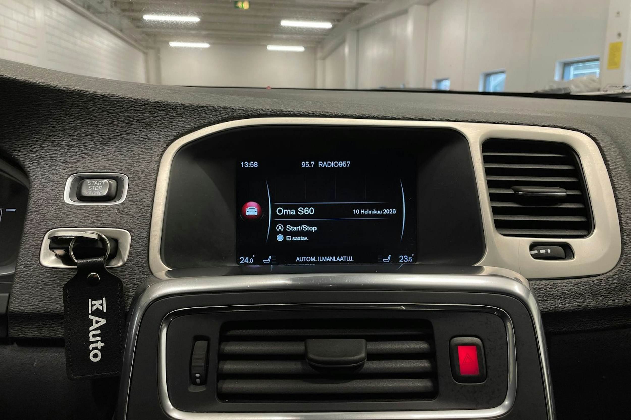 valkoinen Volvo S60 2015 kuva 13.