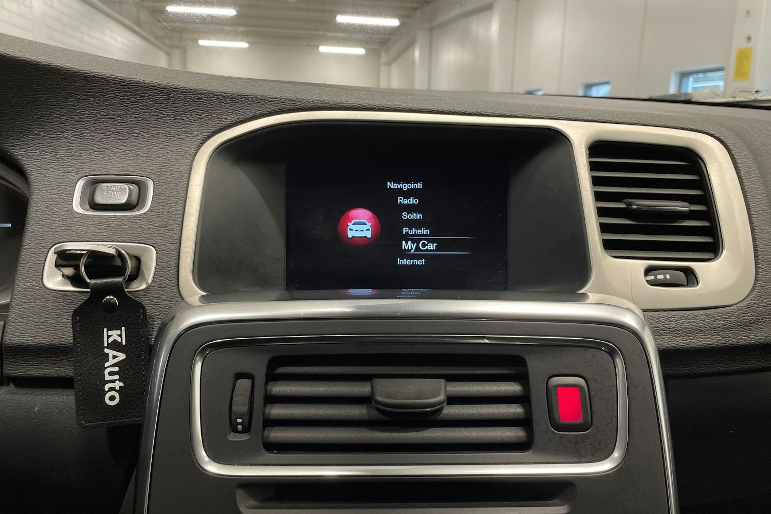 valkoinen Volvo S60 2015 kuva 14.