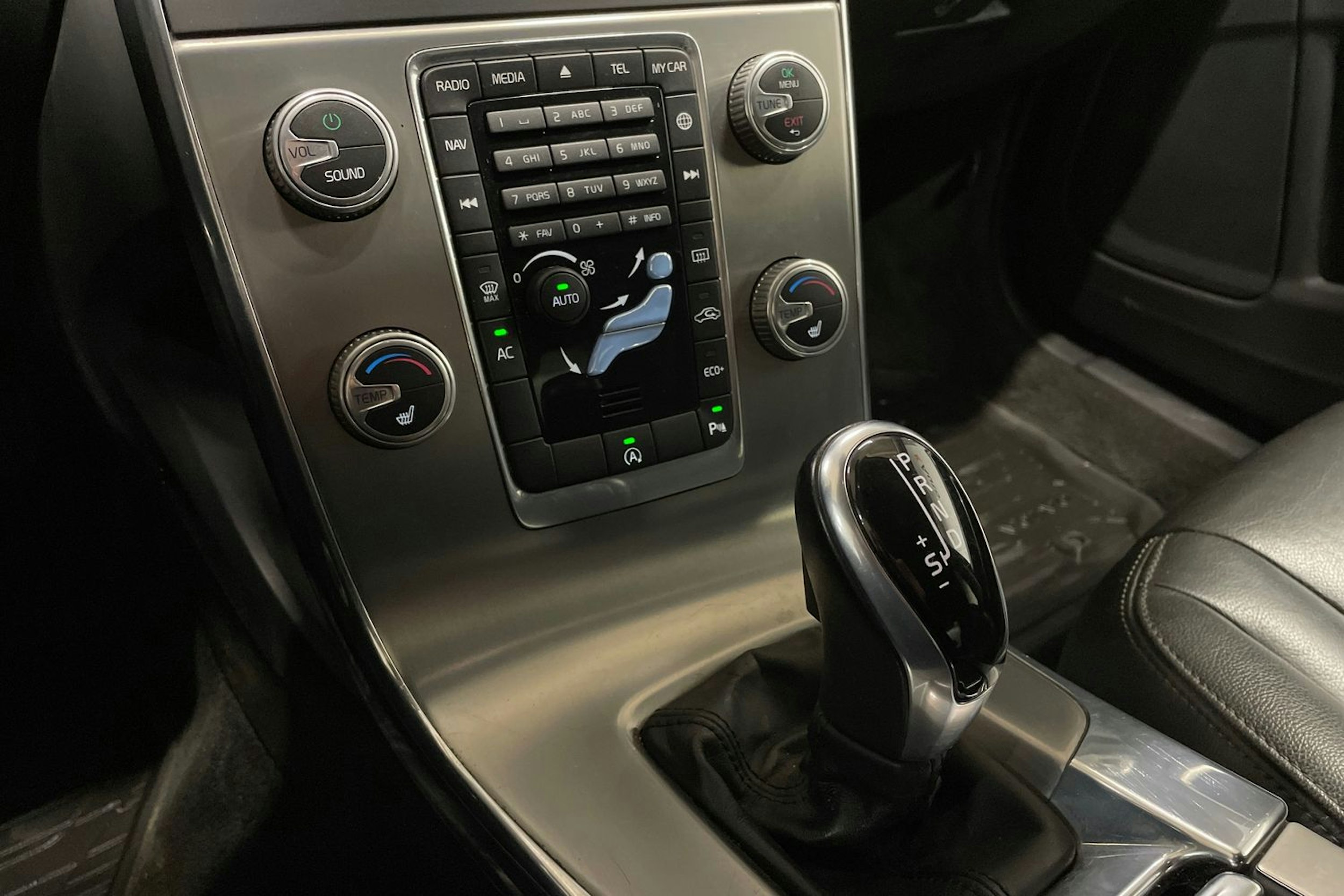 valkoinen Volvo S60 2015 kuva 15.