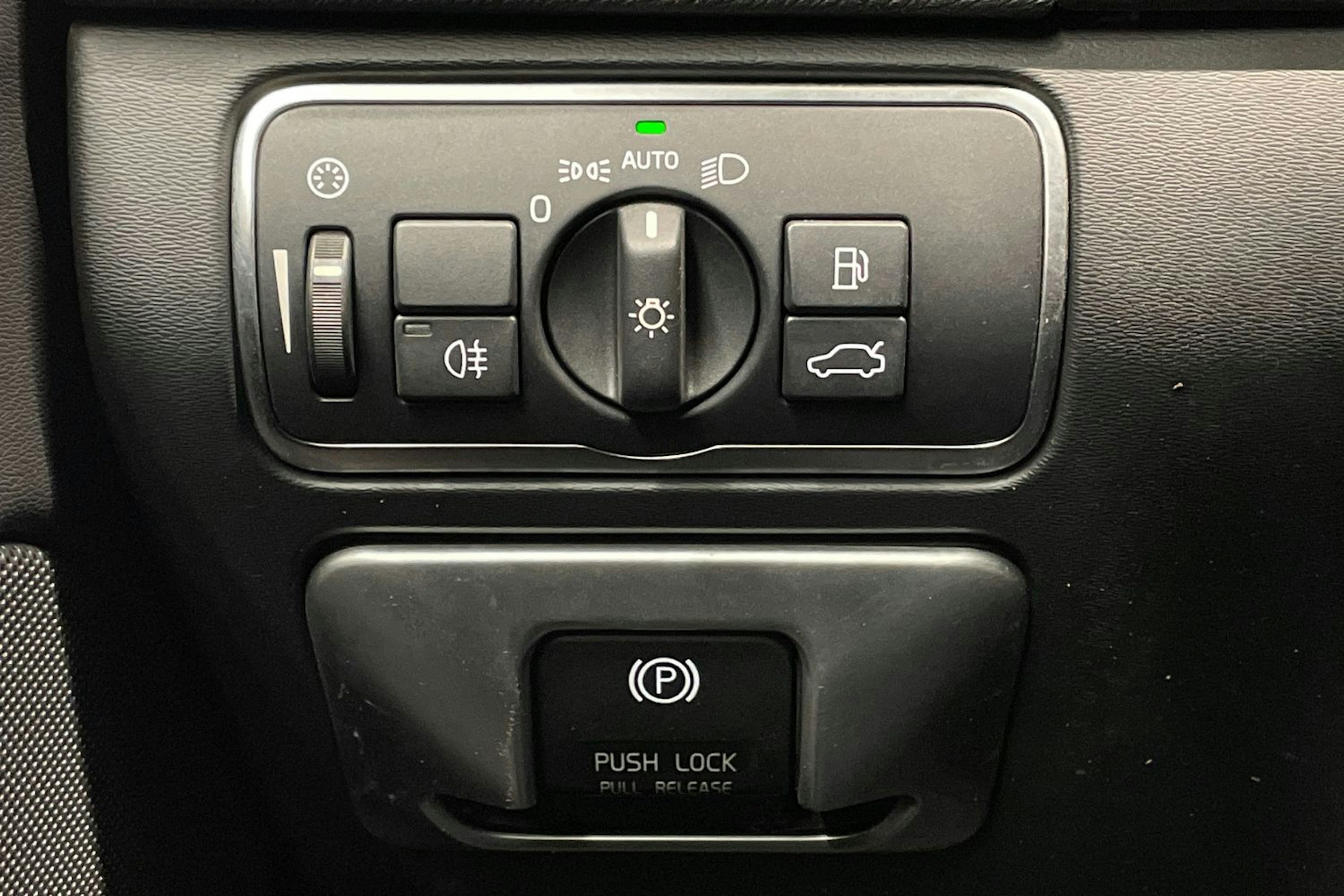 valkoinen Volvo S60 2015 kuva 16.