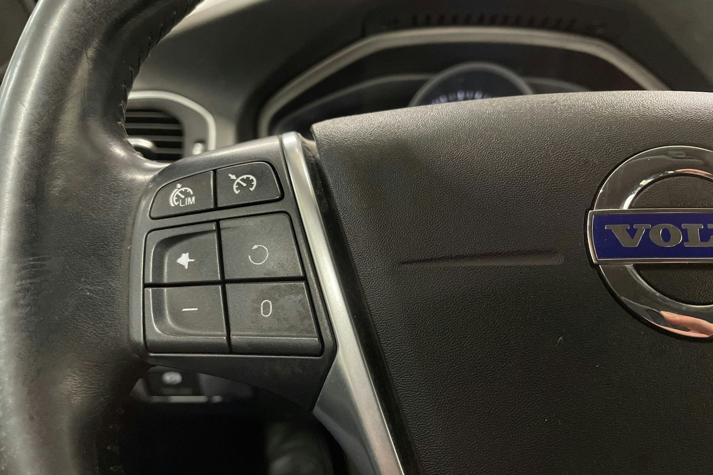 valkoinen Volvo S60 2015 kuva 17.