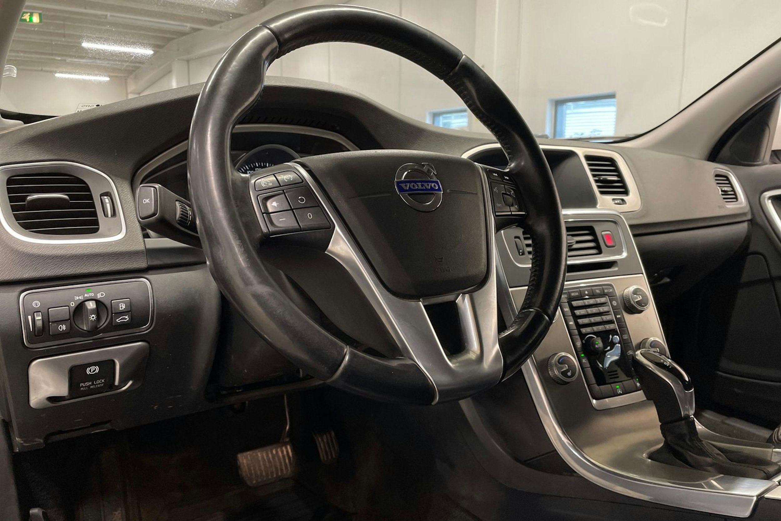 valkoinen Volvo S60 2015 kuva 20.