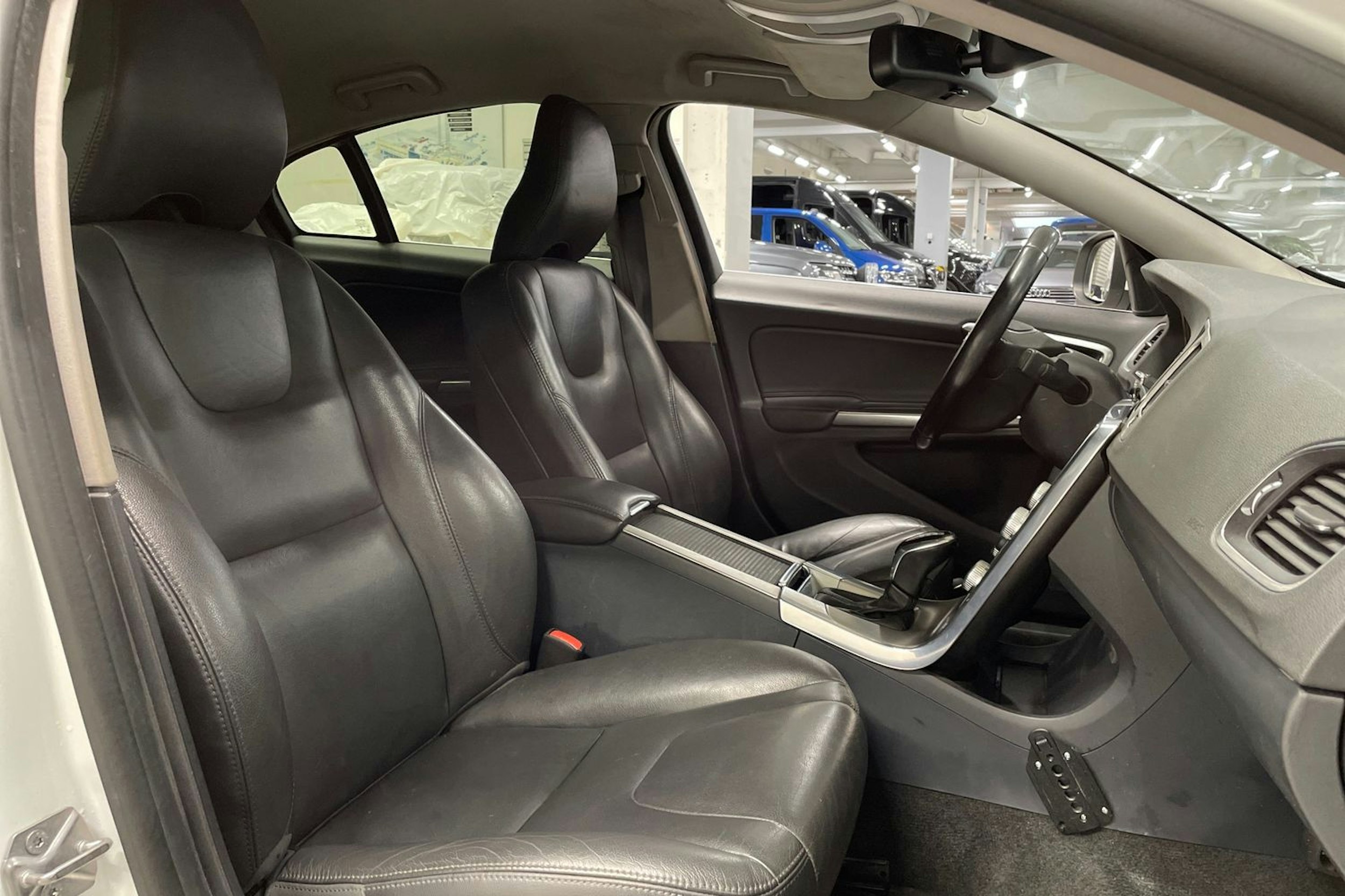 valkoinen Volvo S60 2015 kuva 21.