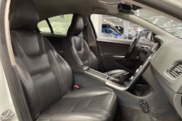 valkoinen Volvo S60 2015 kuva 21.