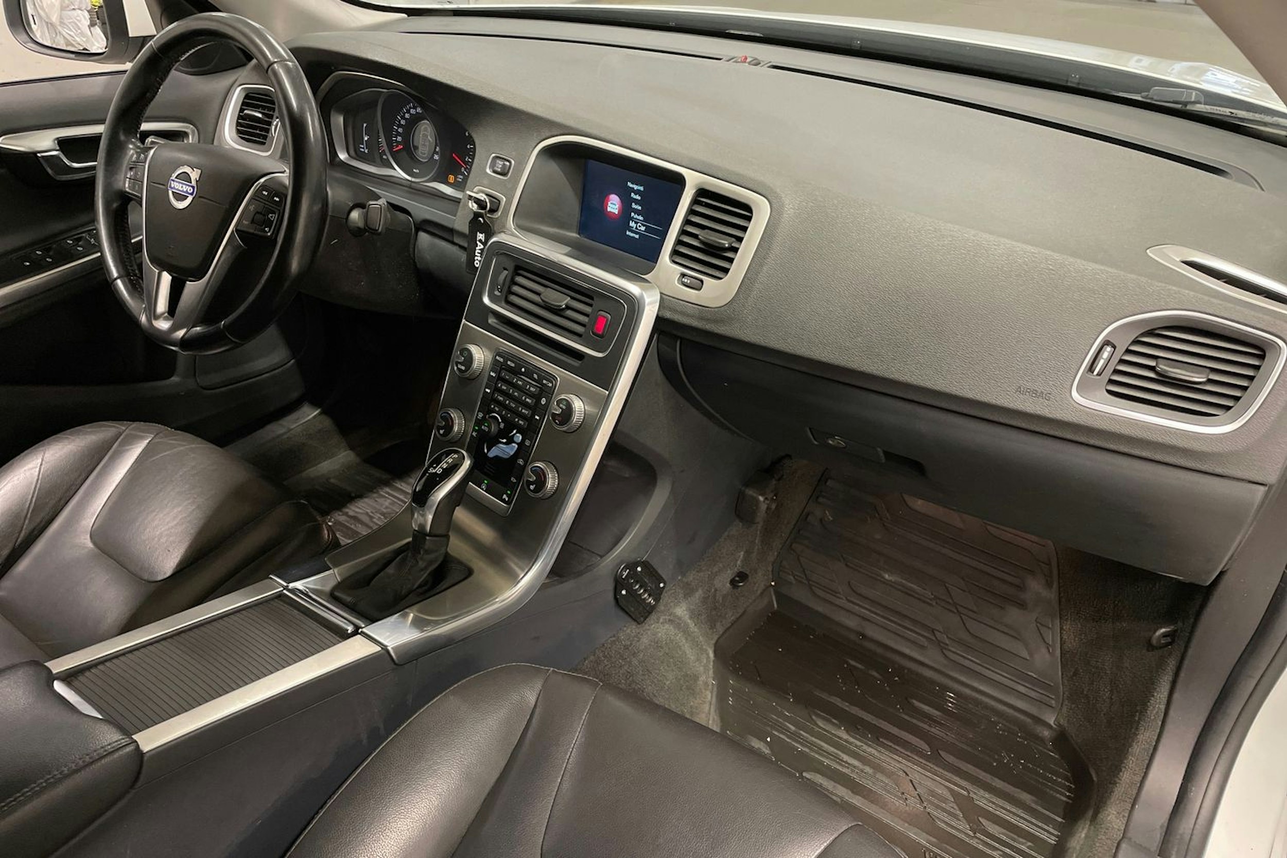 valkoinen Volvo S60 2015 kuva 22.