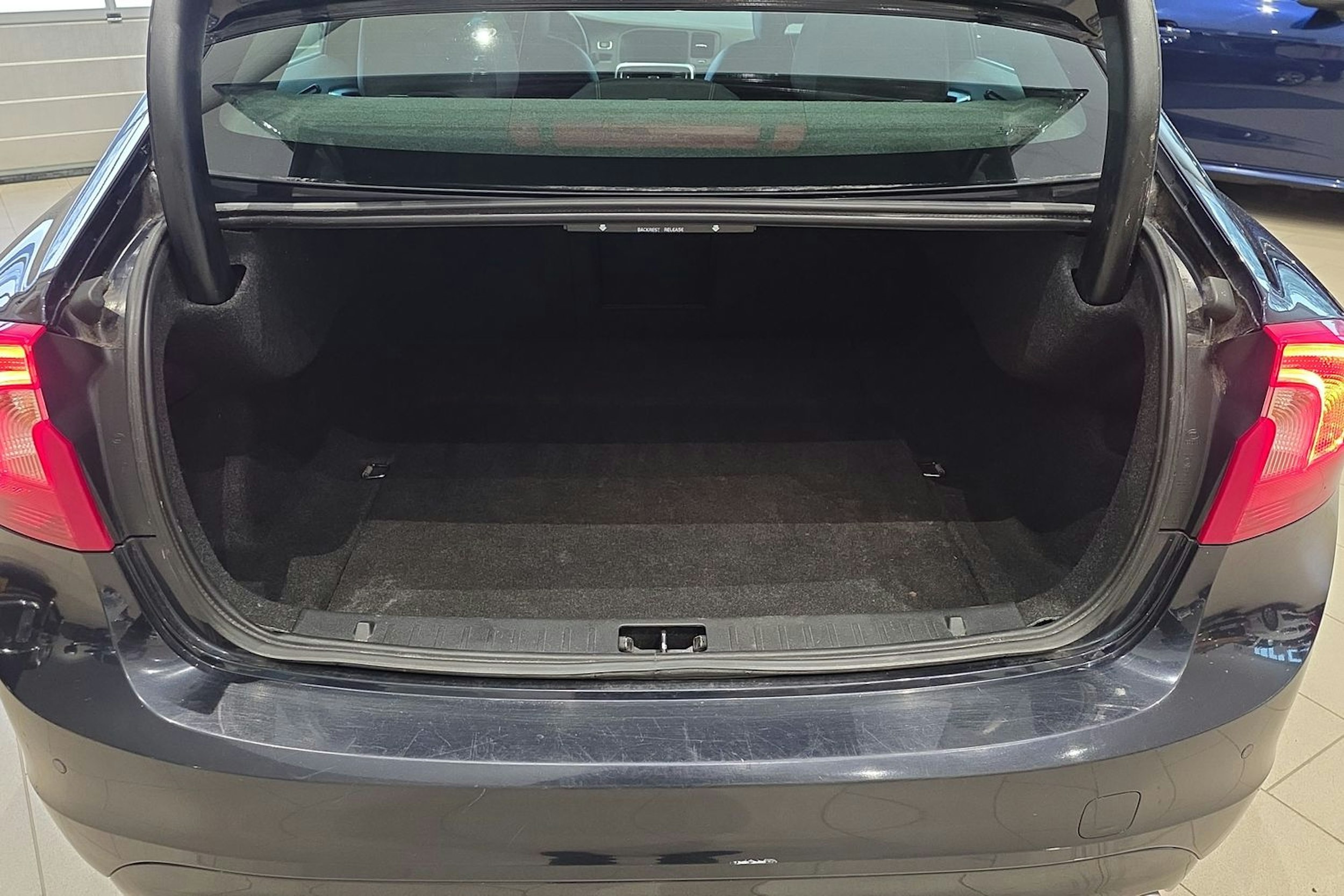 sininen Volvo S60 2016 kuva 13.