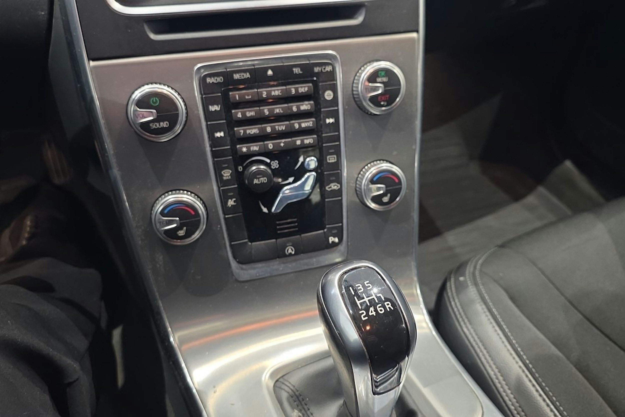 sininen Volvo S60 2016 kuva 19.