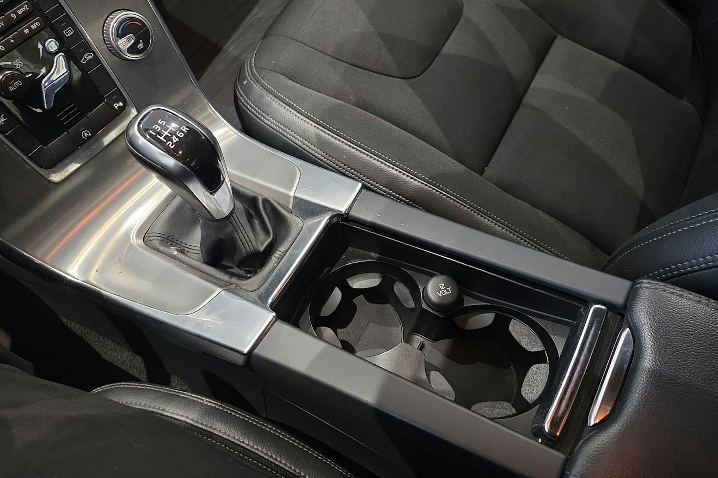 sininen Volvo S60 2016 kuva 20.