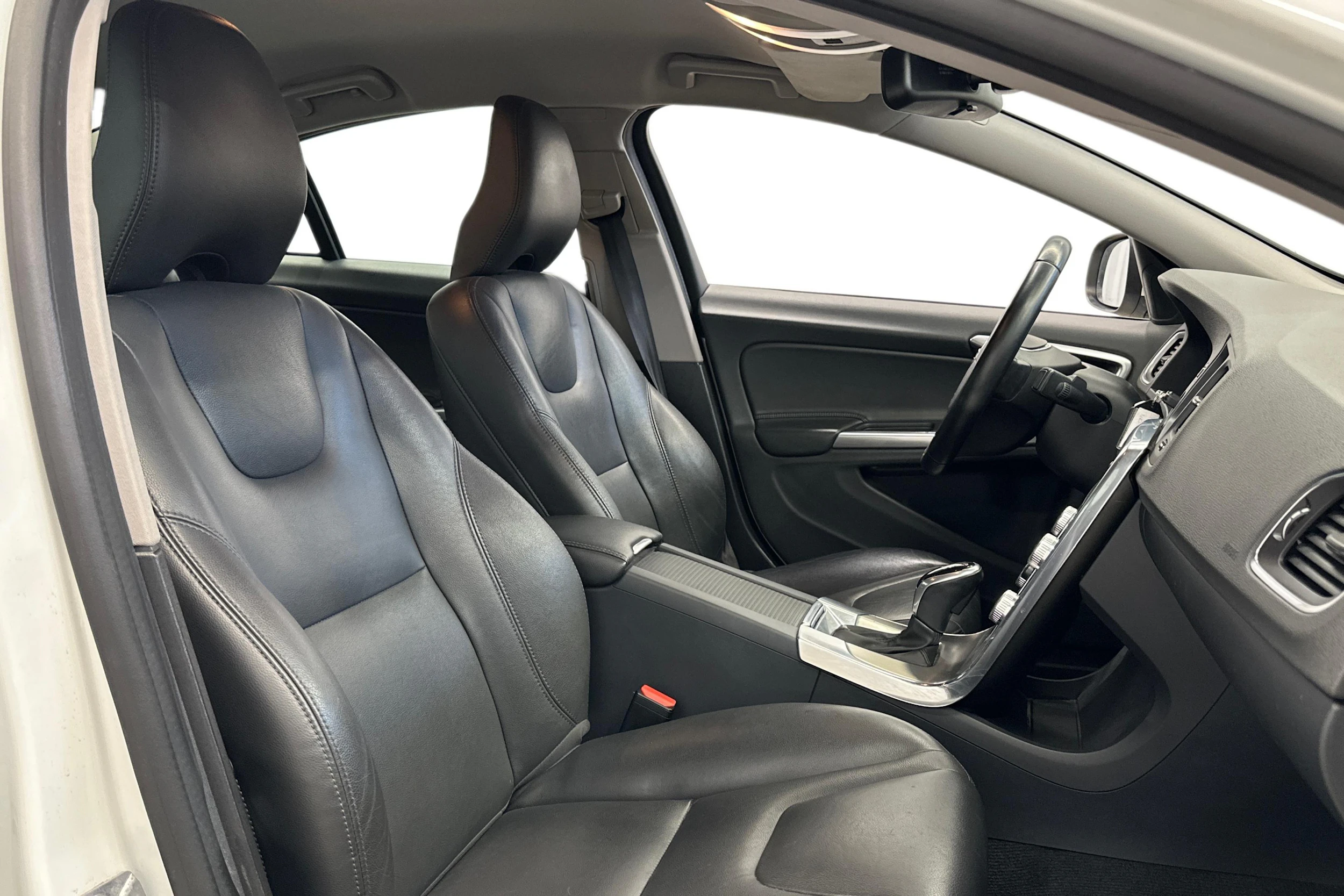 valkoinen Volvo S60 2016 kuva 9.