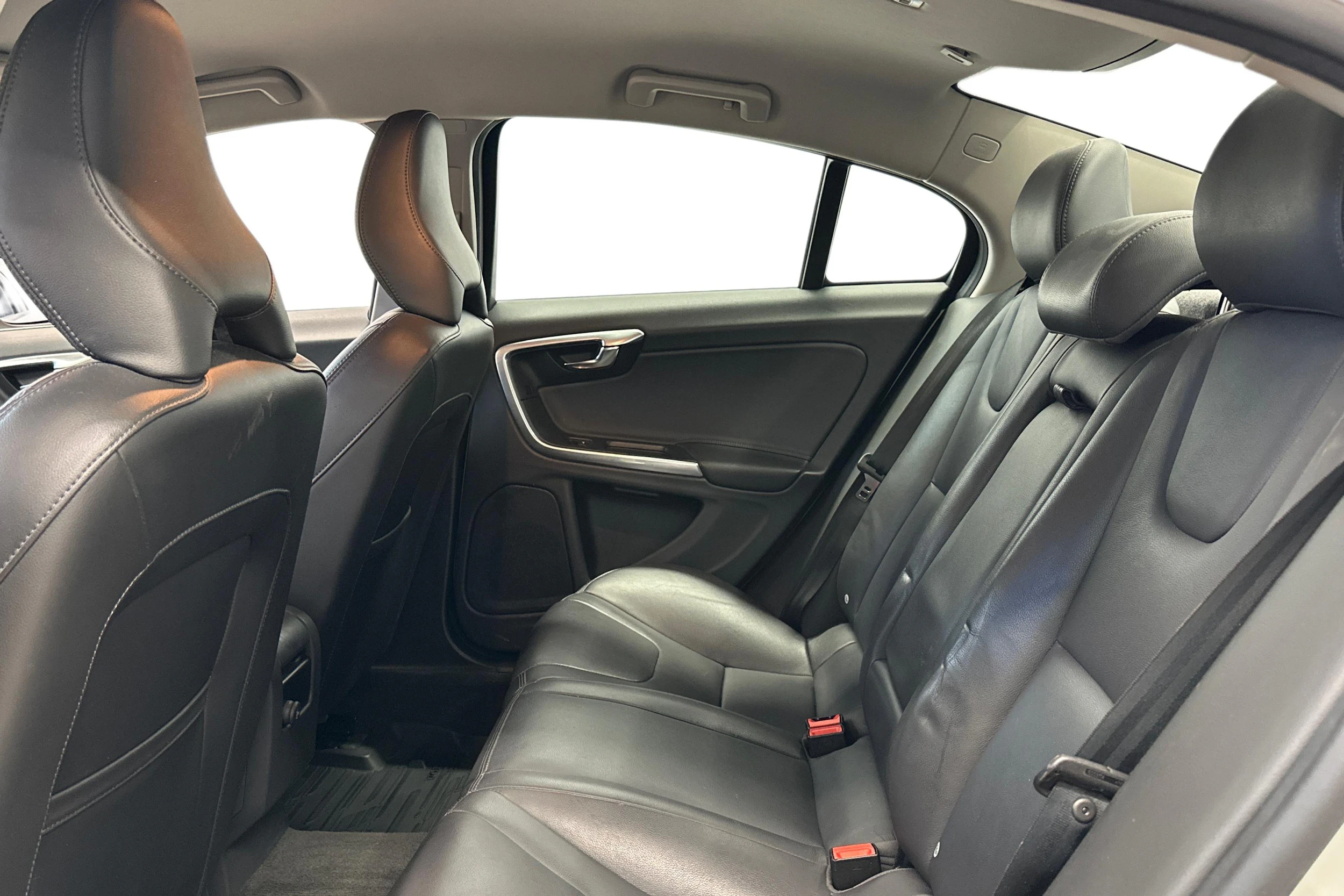 valkoinen Volvo S60 2016 kuva 11.