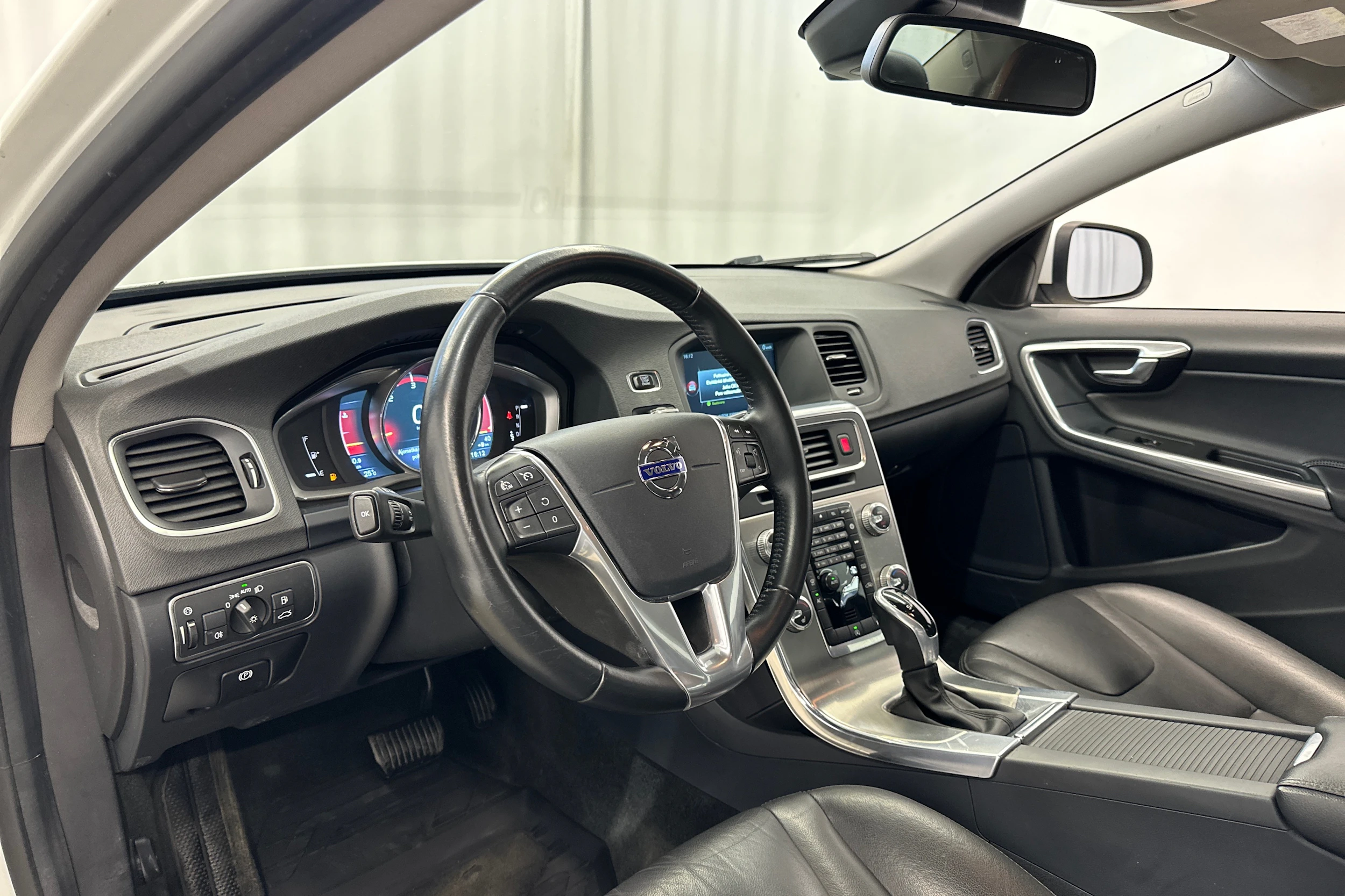 valkoinen Volvo S60 2016 kuva 13.