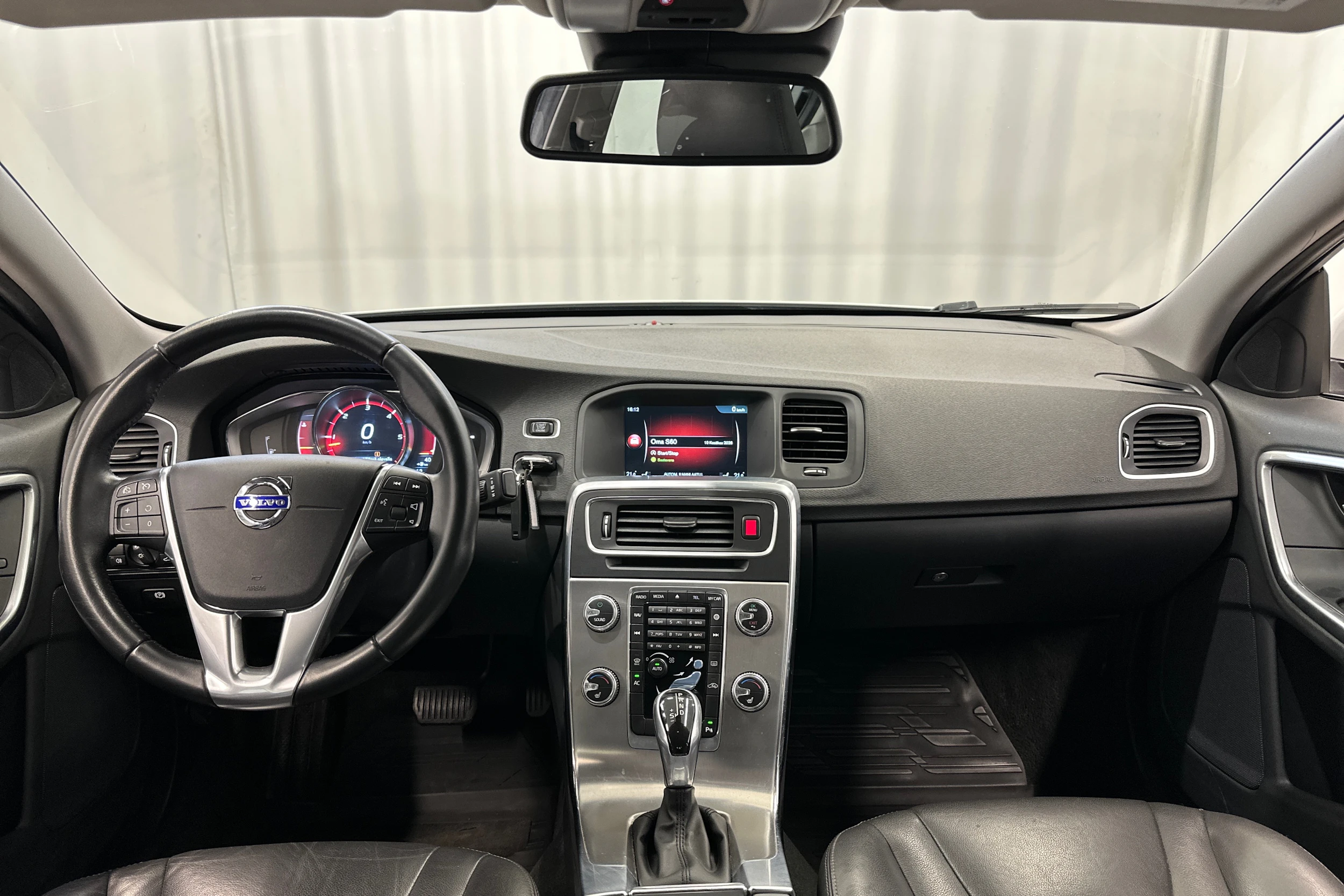 valkoinen Volvo S60 2016 kuva 15.