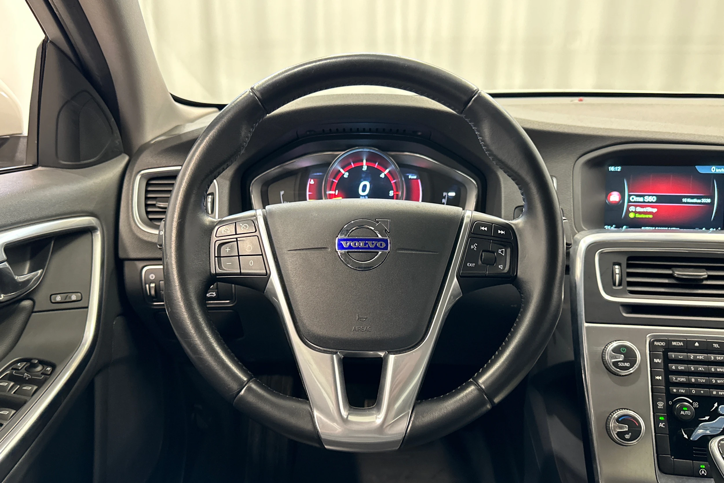 valkoinen Volvo S60 2016 kuva 16.