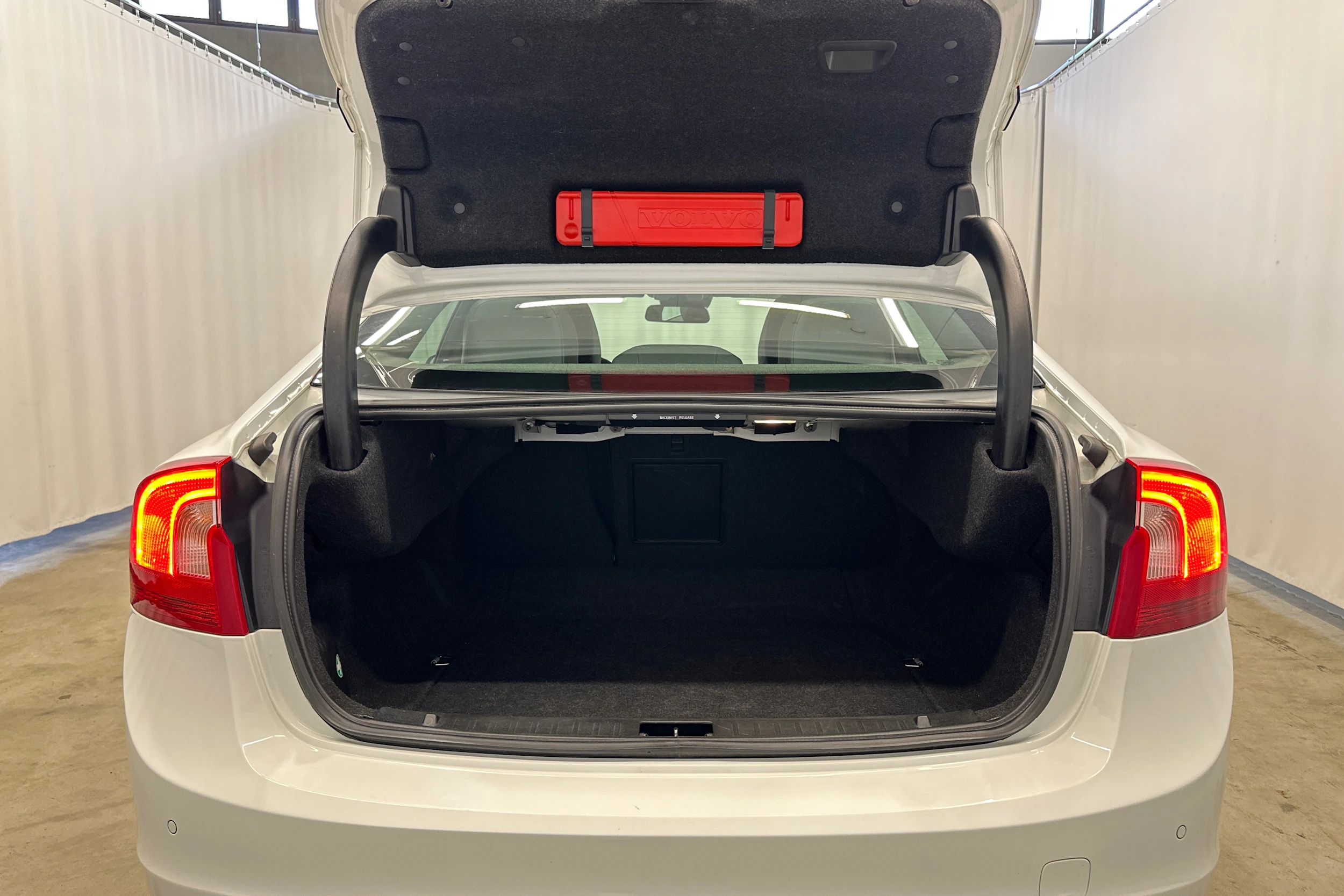 valkoinen Volvo S60 2016 kuva 25.