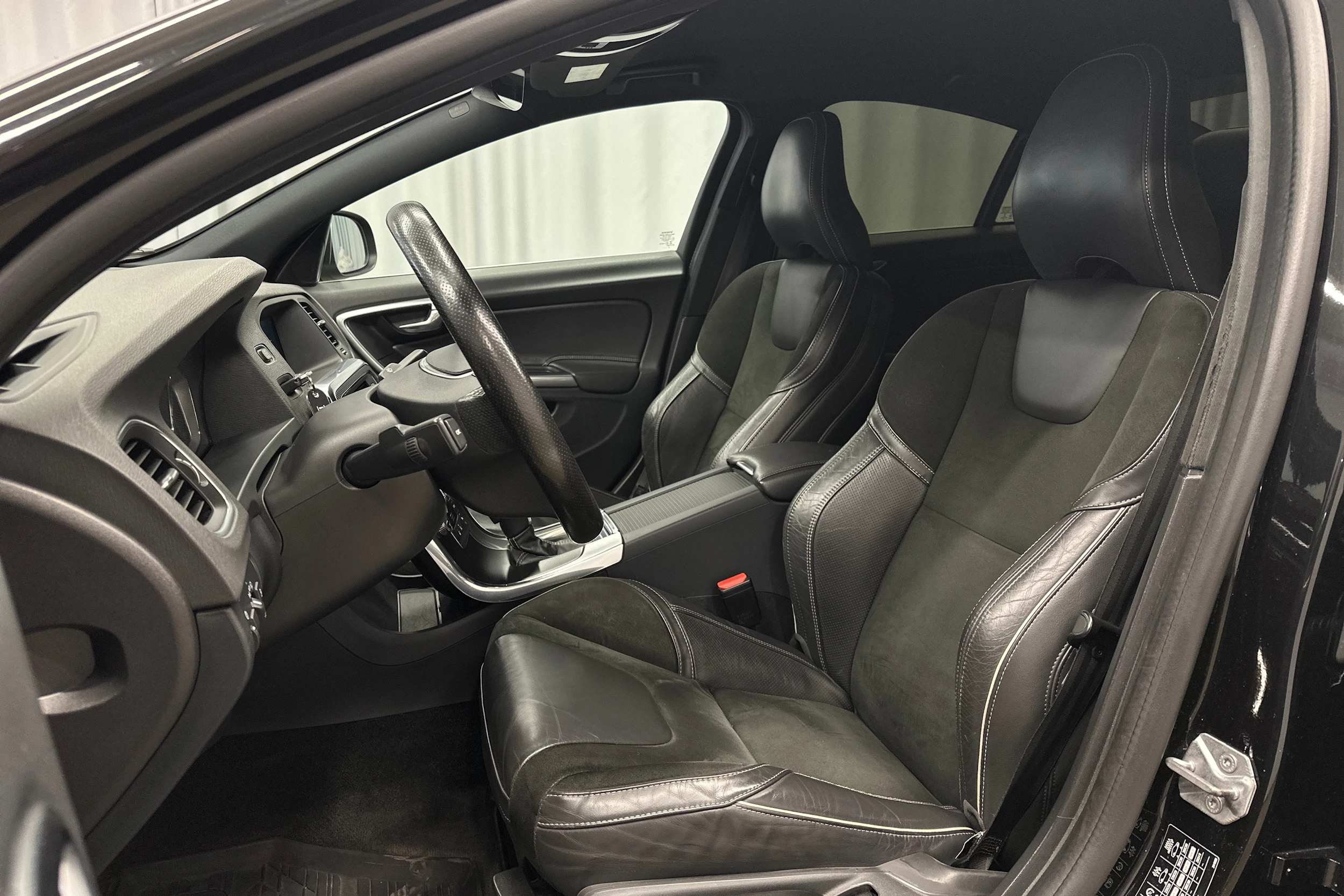 musta Volvo S60 2017 kuva 12.