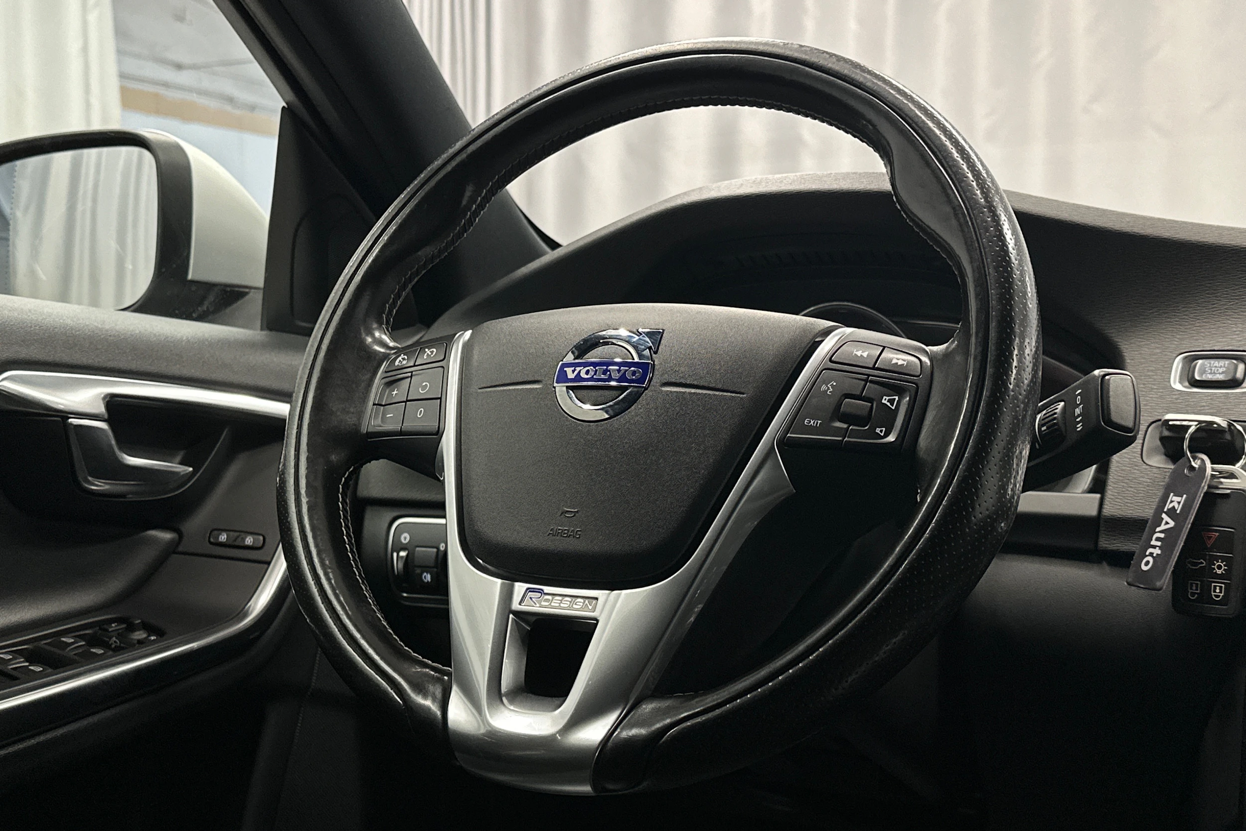 musta Volvo S60 2017 kuva 13.