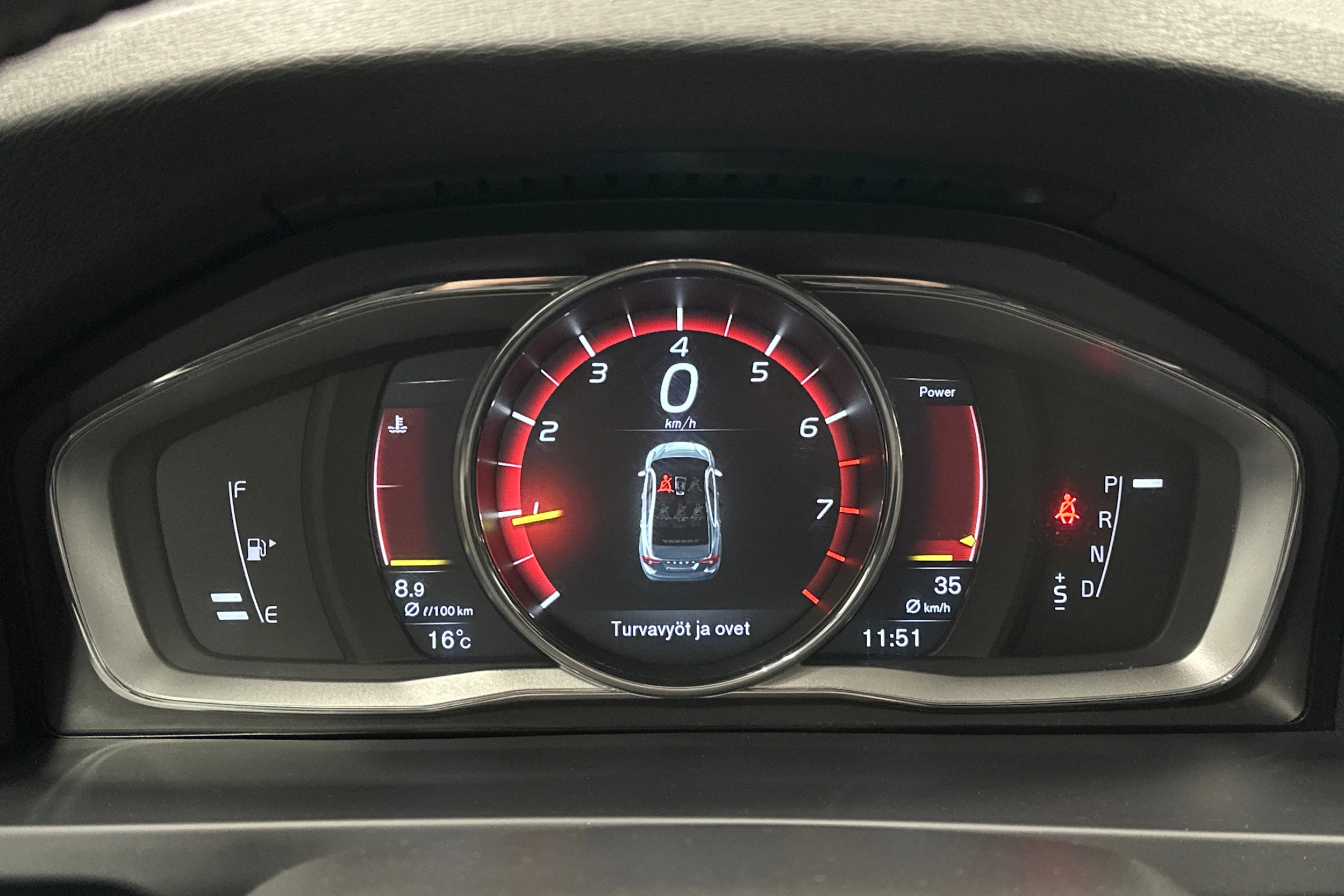 musta Volvo S60 2017 kuva 16.
