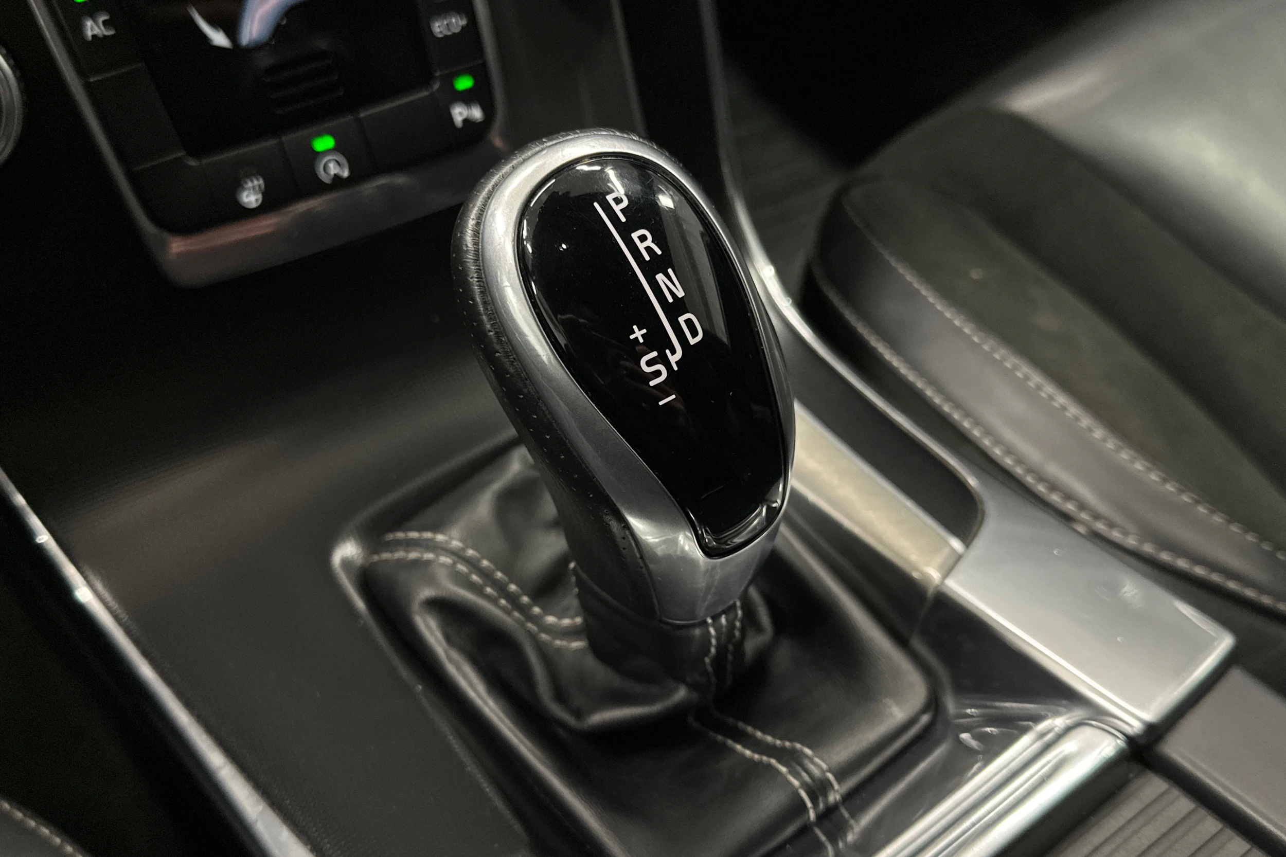 musta Volvo S60 2017 kuva 21.