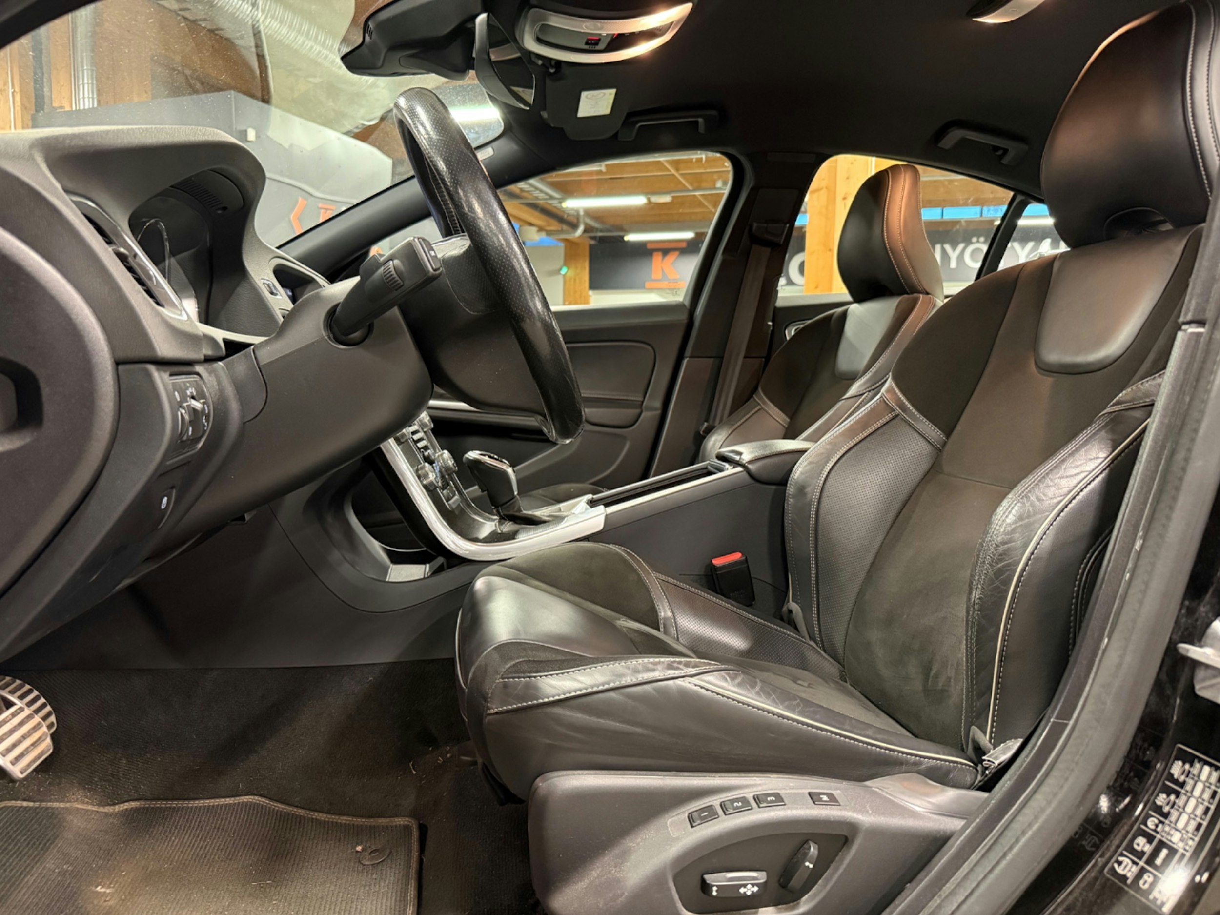 musta Volvo S60 2017 kuva 3.