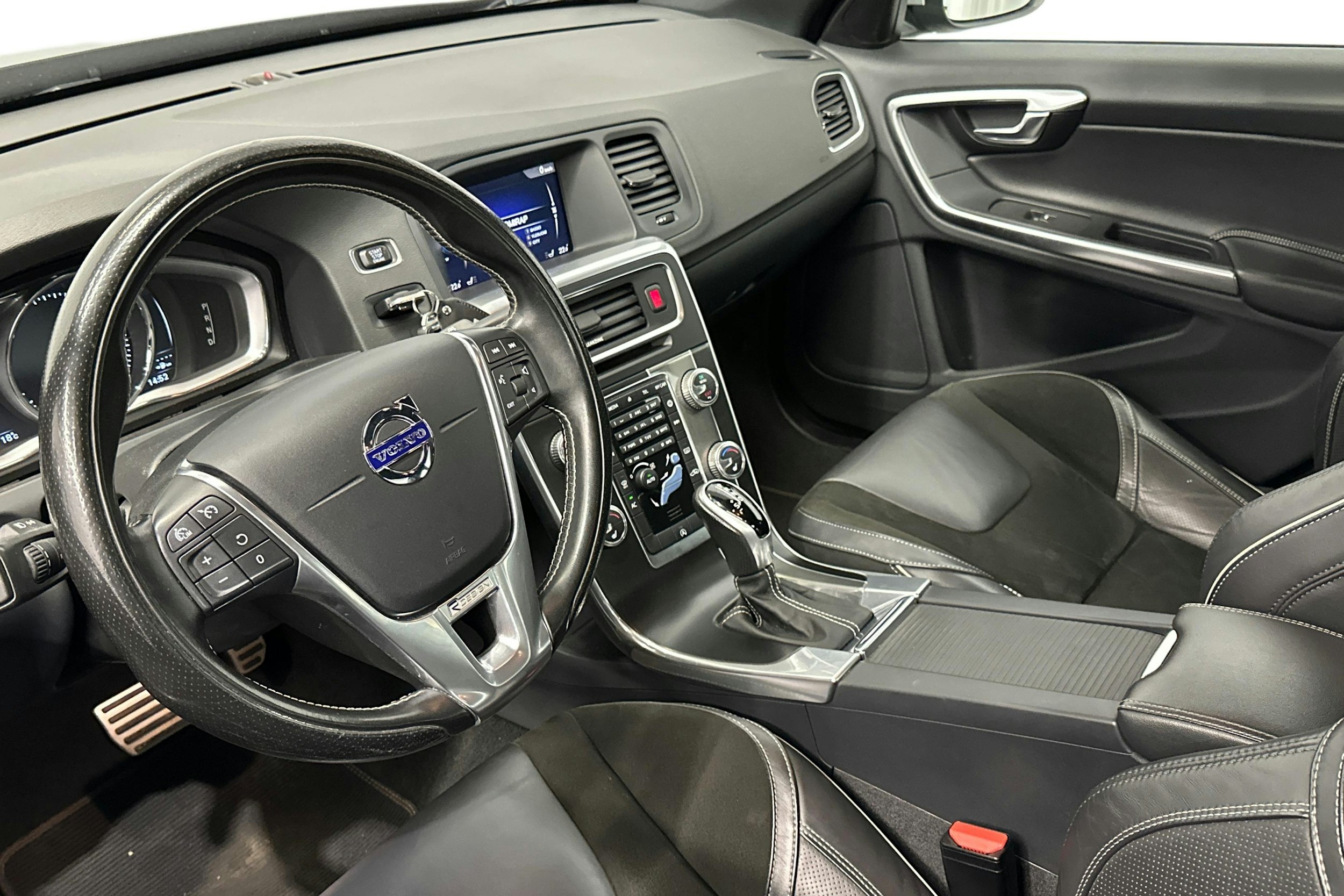 musta Volvo S60 2017 kuva 7.