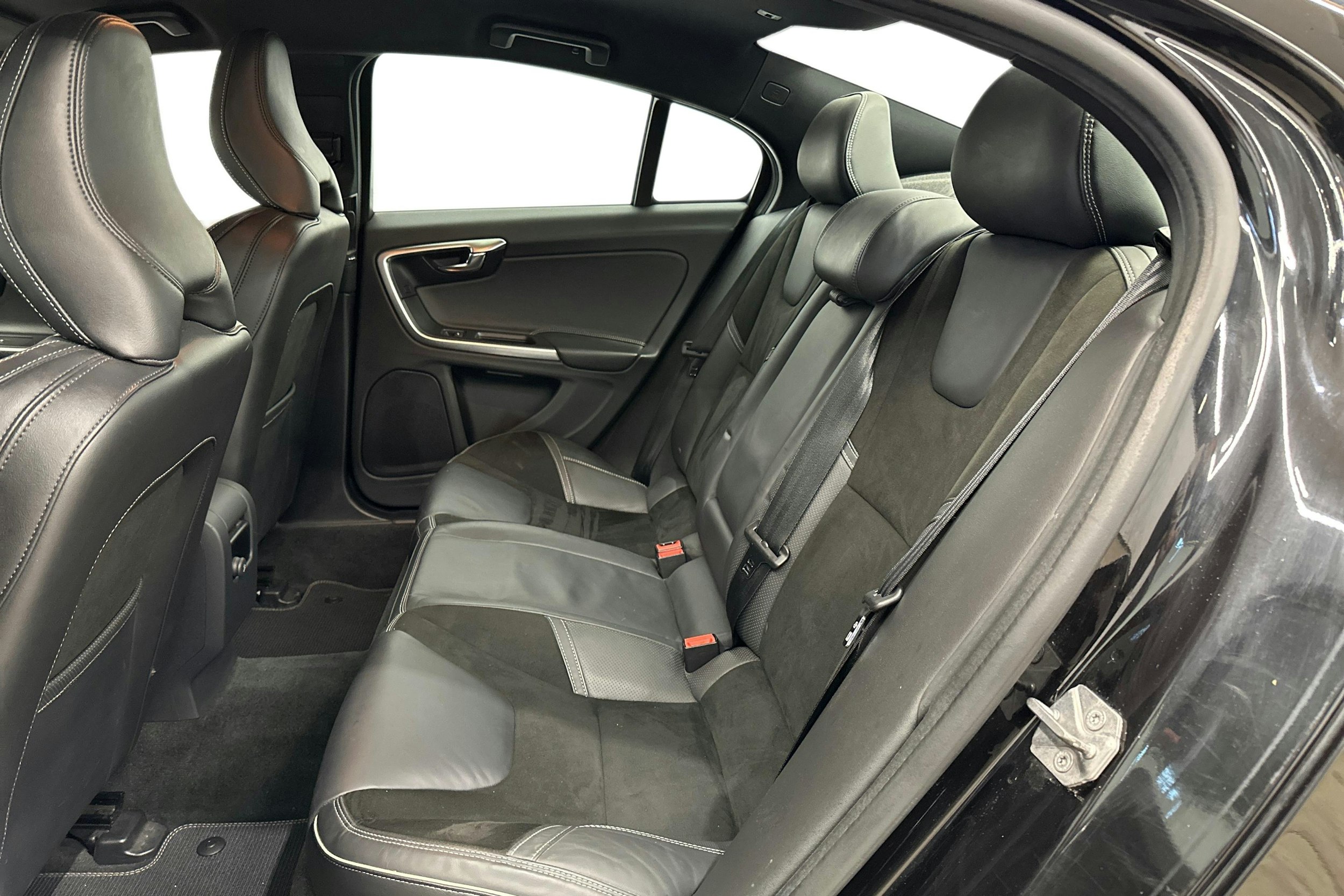 musta Volvo S60 2017 kuva 11.