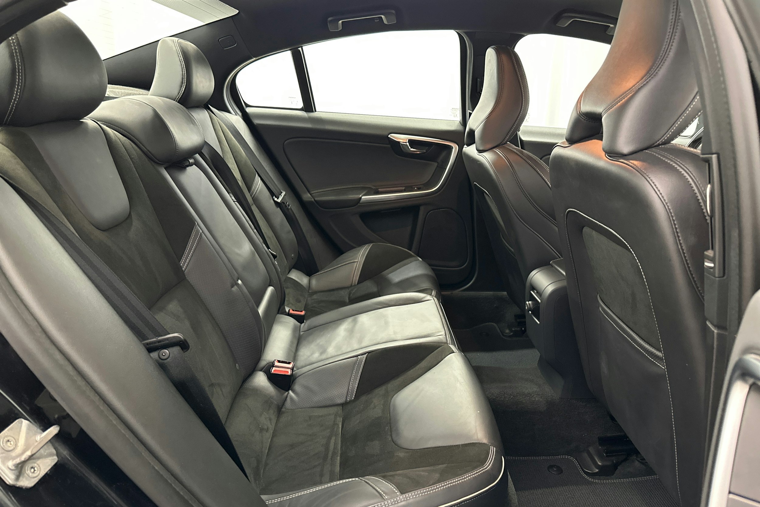 musta Volvo S60 2017 kuva 13.