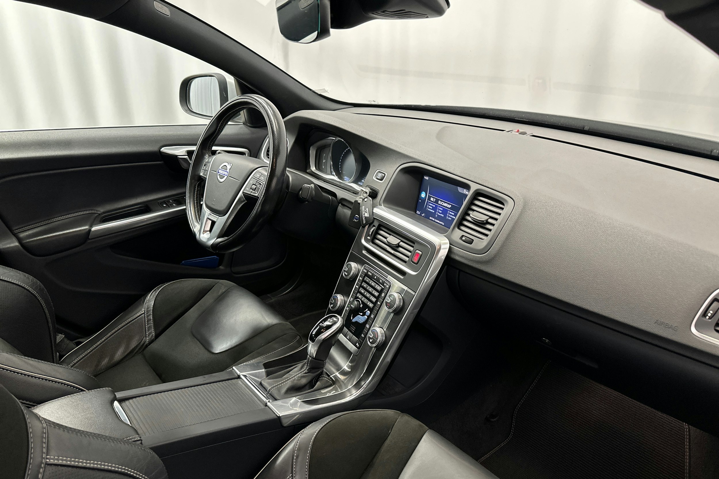 musta Volvo S60 2017 kuva 14.