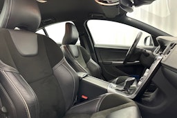 musta Volvo S60 2017 kuva 15.