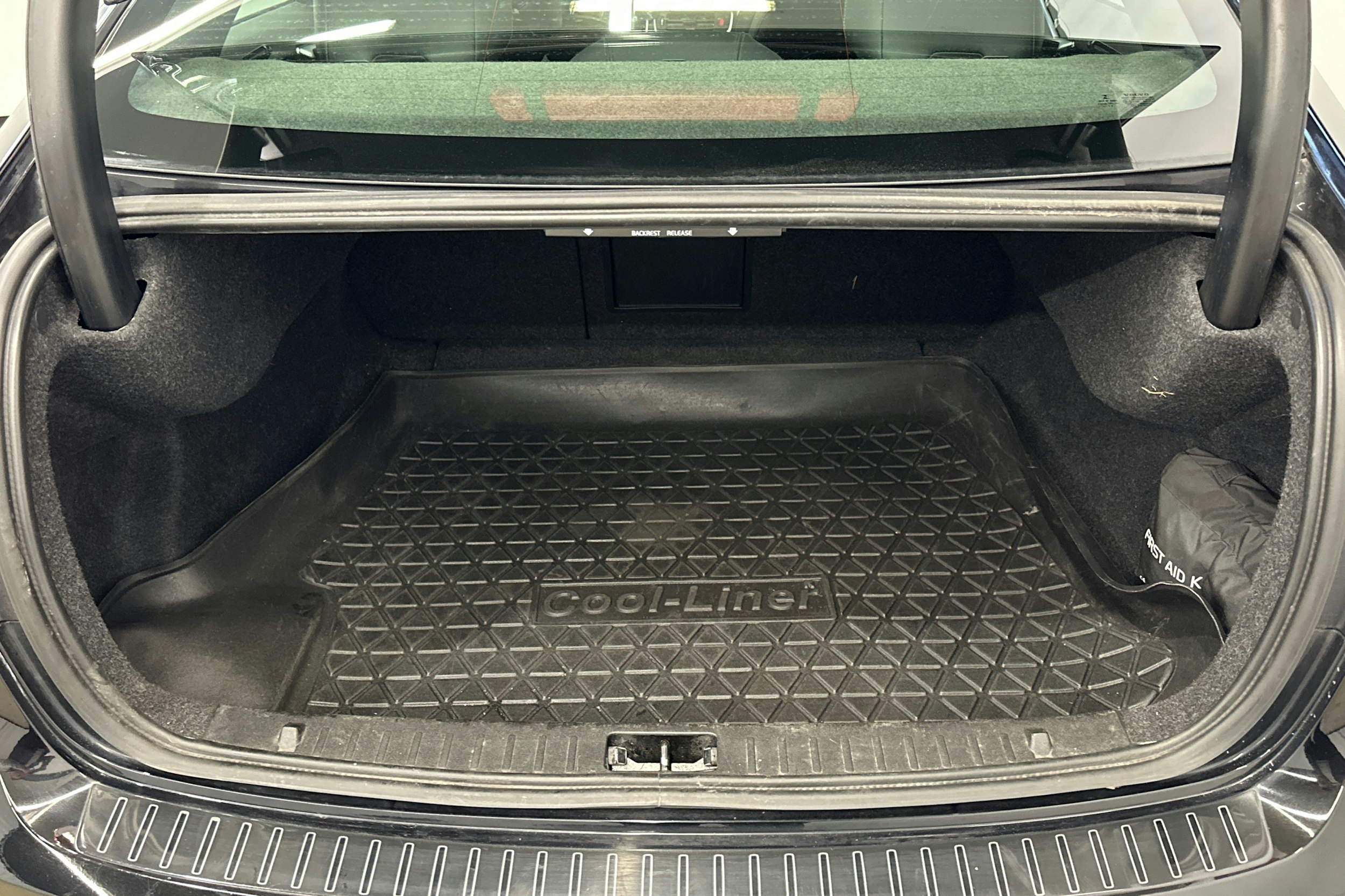 musta Volvo S60 2017 kuva 16.