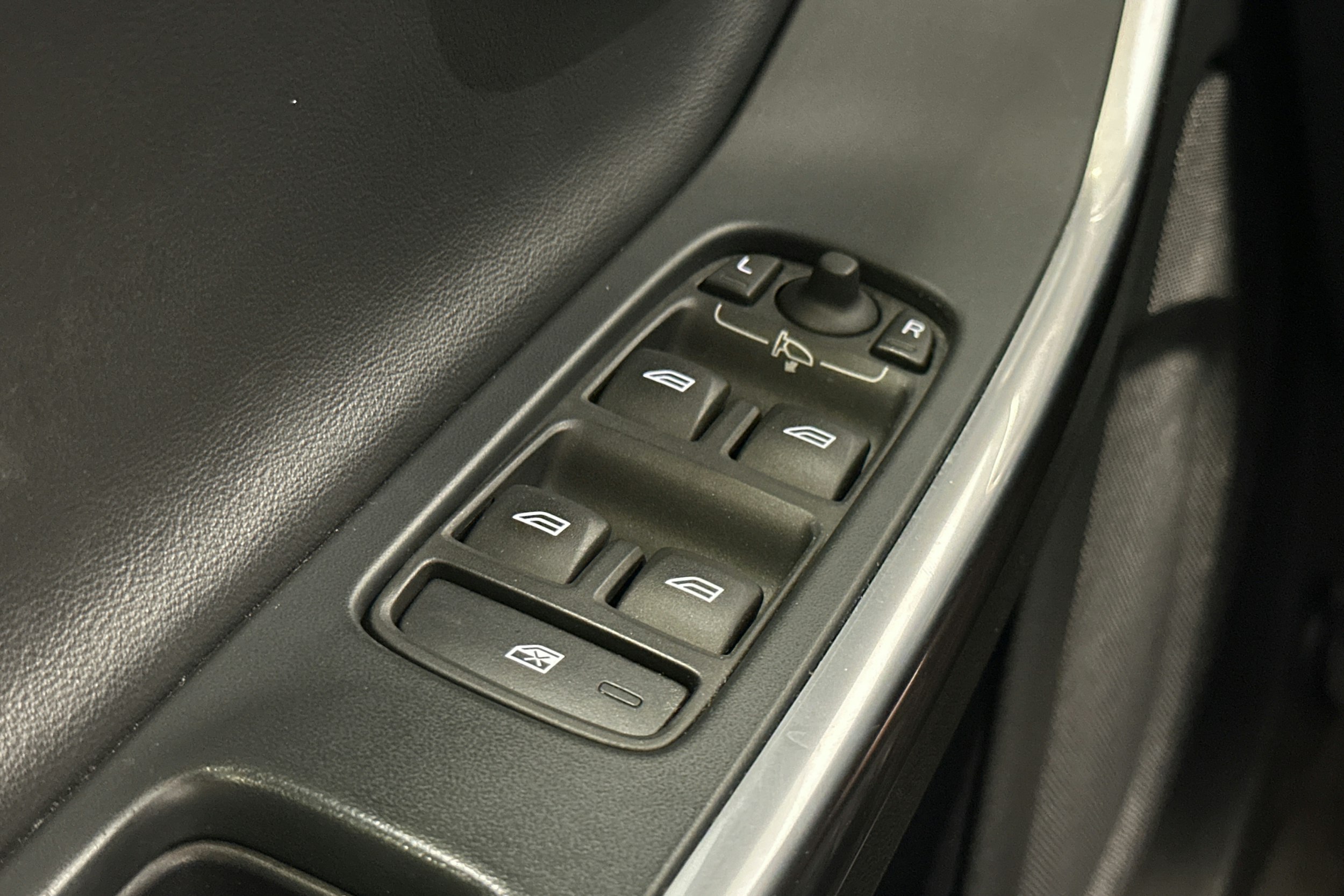 musta Volvo S60 2017 kuva 17.