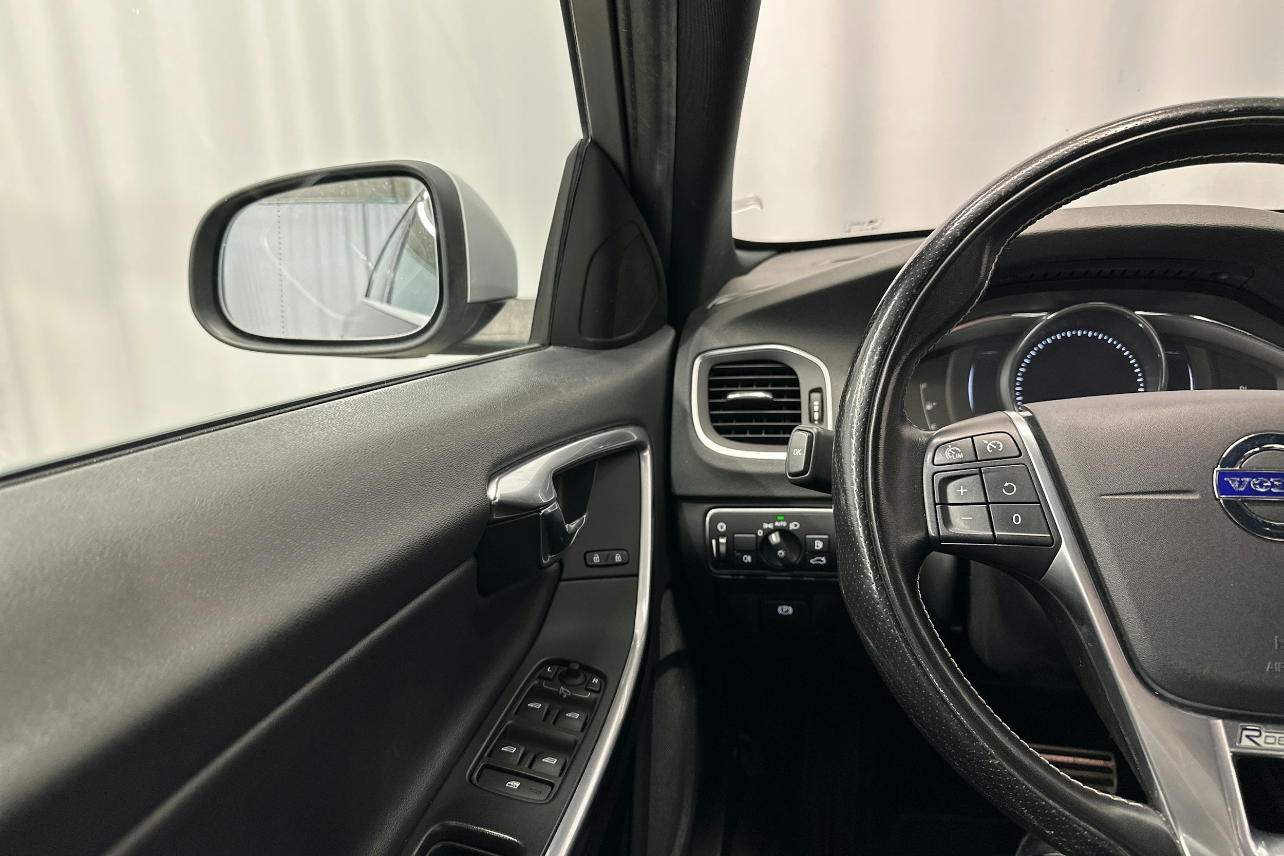 musta Volvo S60 2017 kuva 19.
