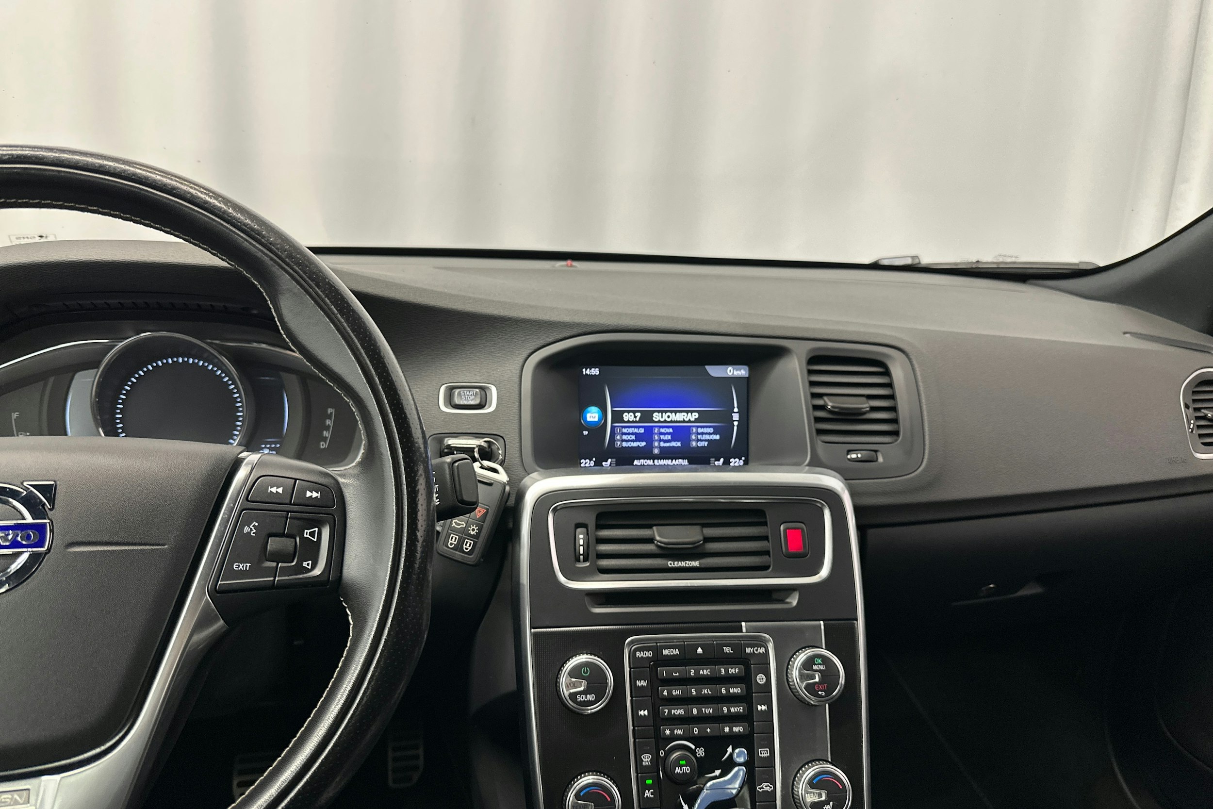 musta Volvo S60 2017 kuva 20.