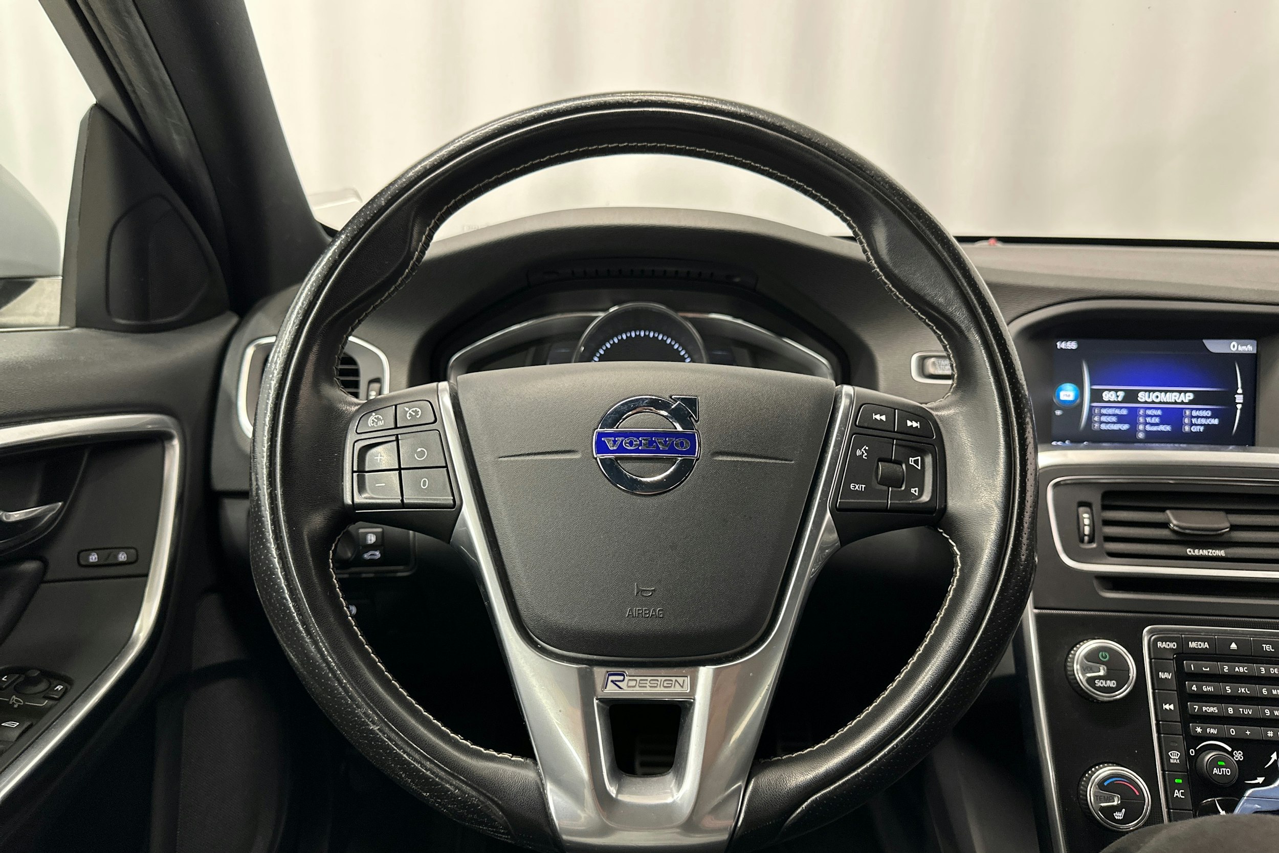 musta Volvo S60 2017 kuva 21.