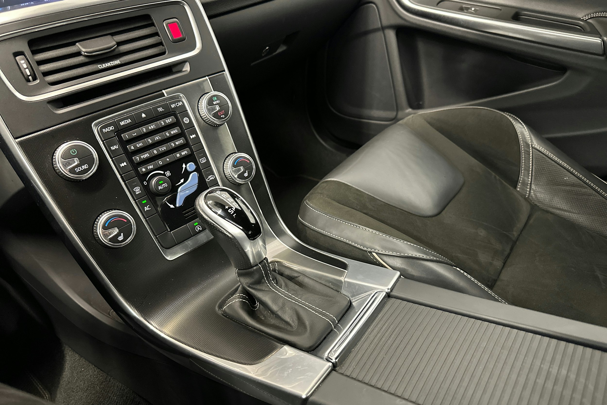 musta Volvo S60 2017 kuva 26.
