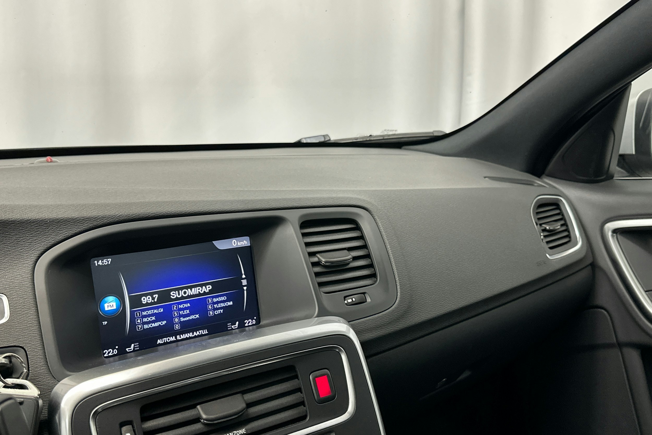 musta Volvo S60 2017 kuva 27.