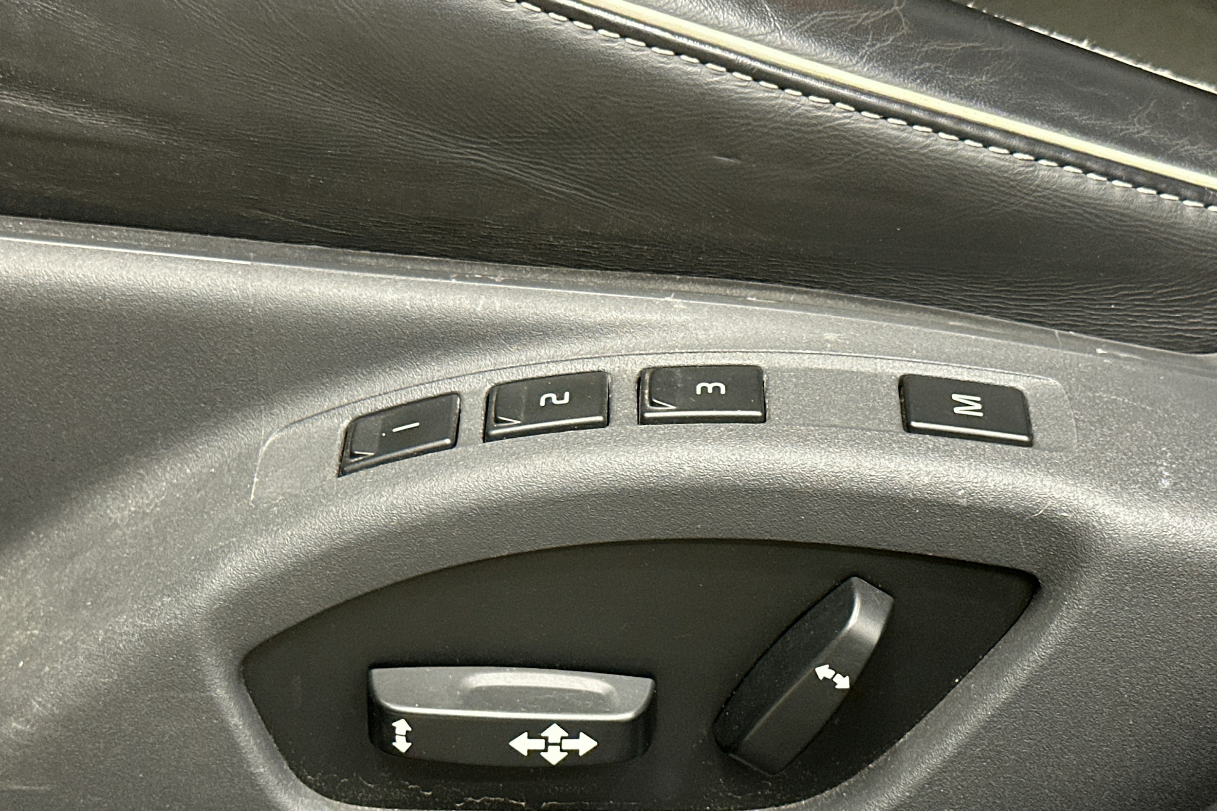 musta Volvo S60 2017 kuva 28.