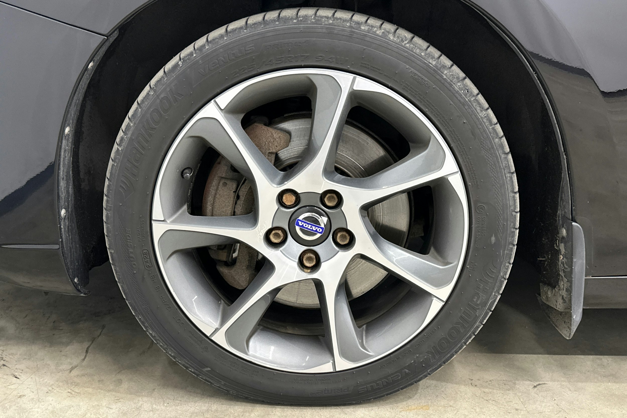 musta Volvo S60 2017 kuva 29.