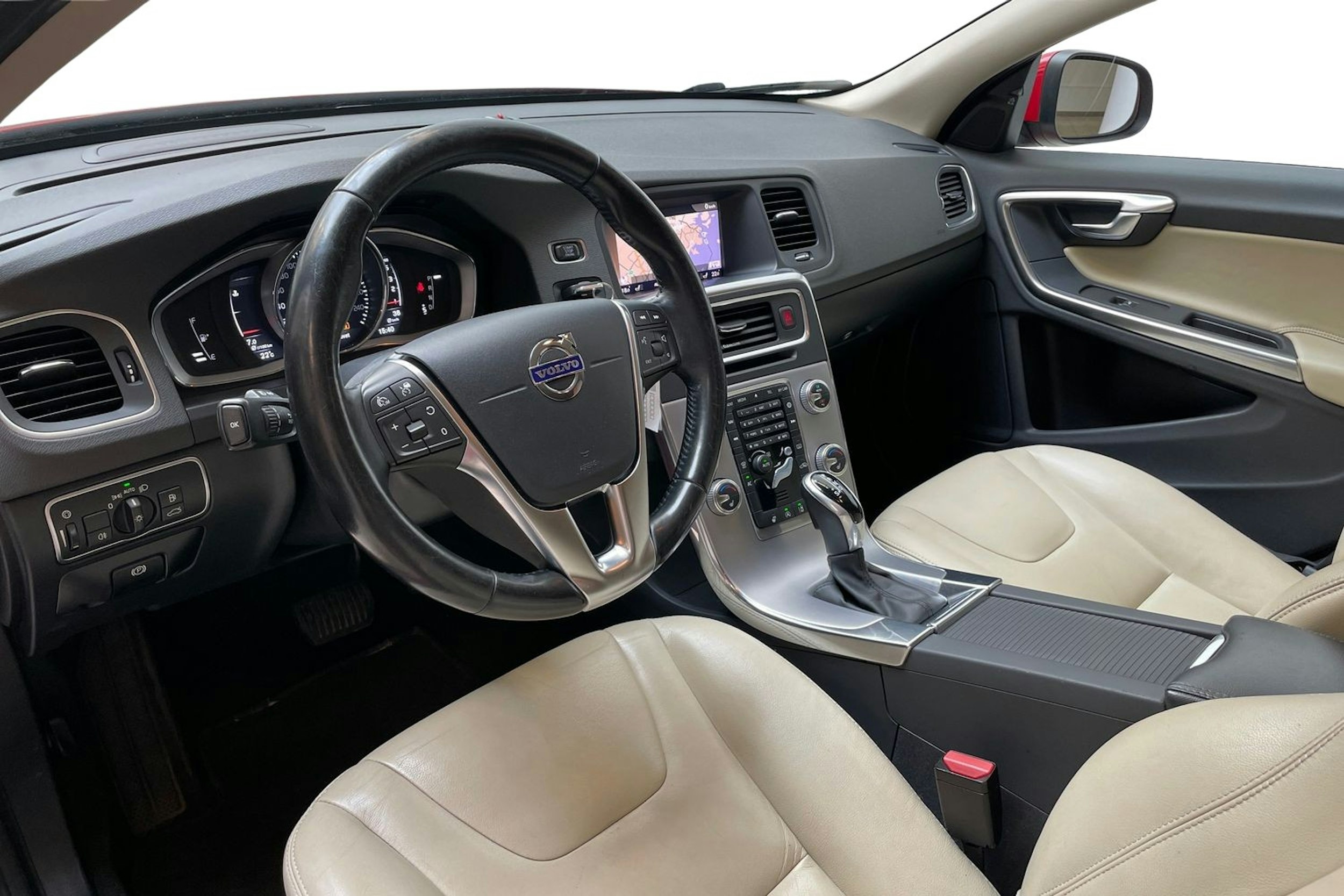 punainen Volvo S60 2017 kuva 7.