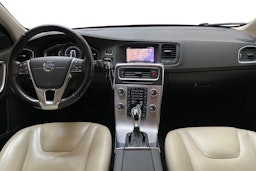 punainen Volvo S60 2017 kuva 9.