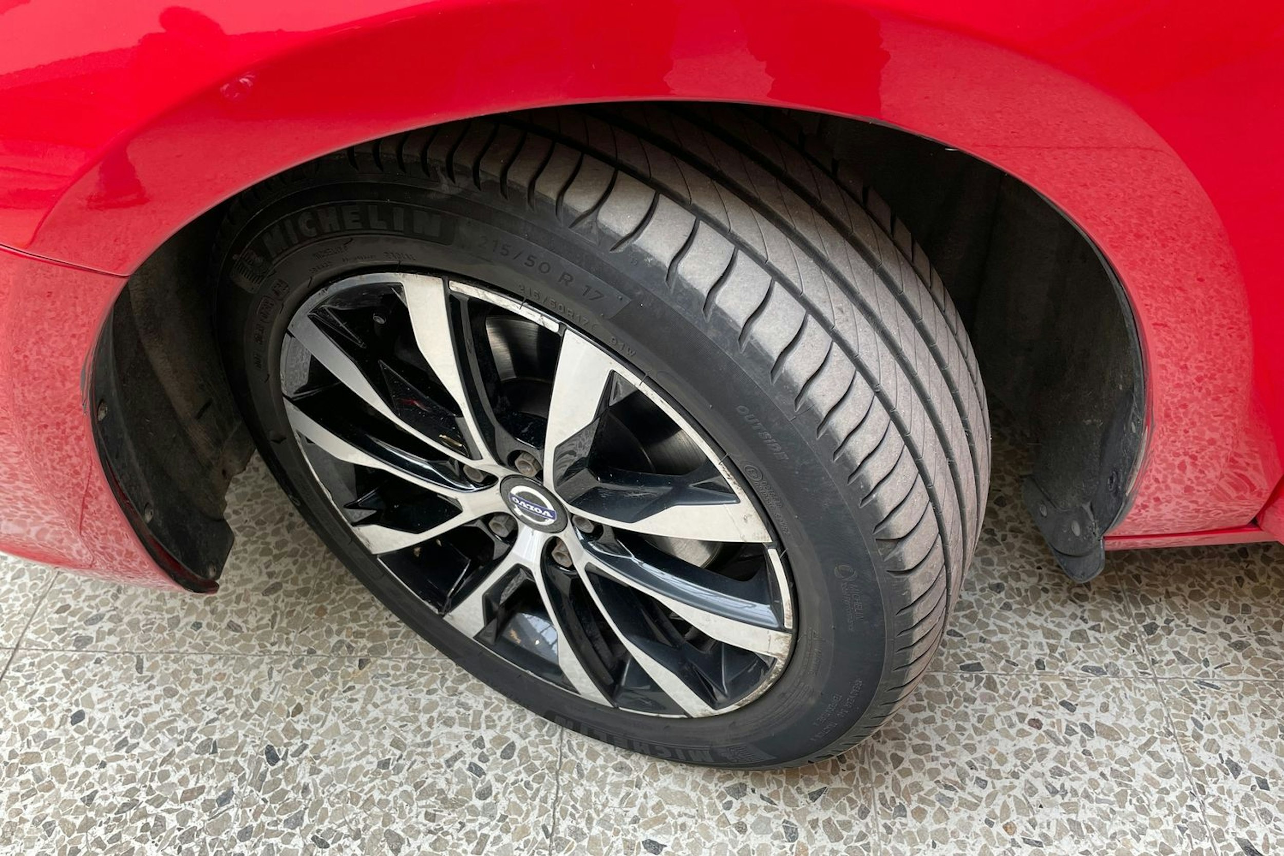 punainen Volvo S60 2017 kuva 13.