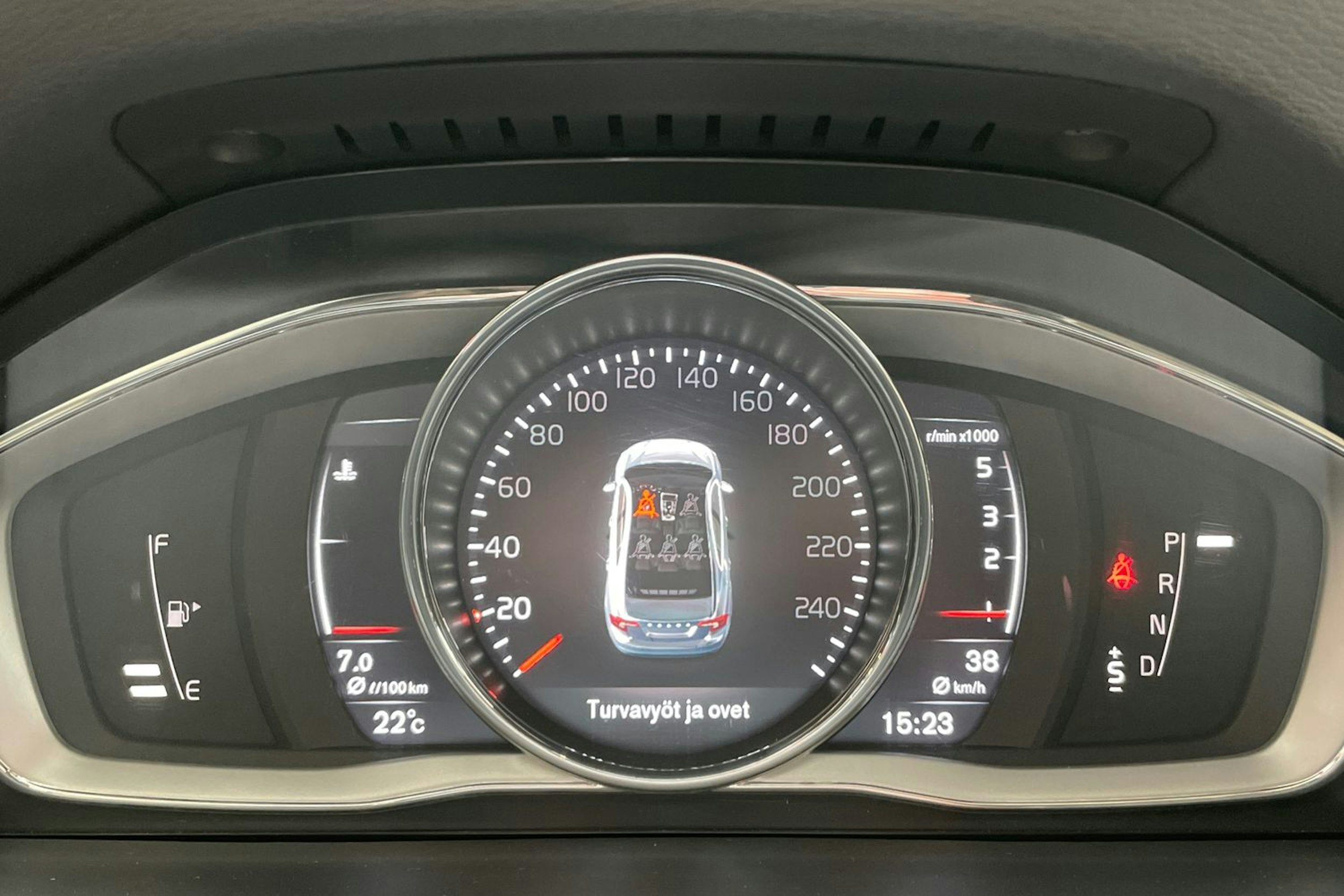 punainen Volvo S60 2017 kuva 14.