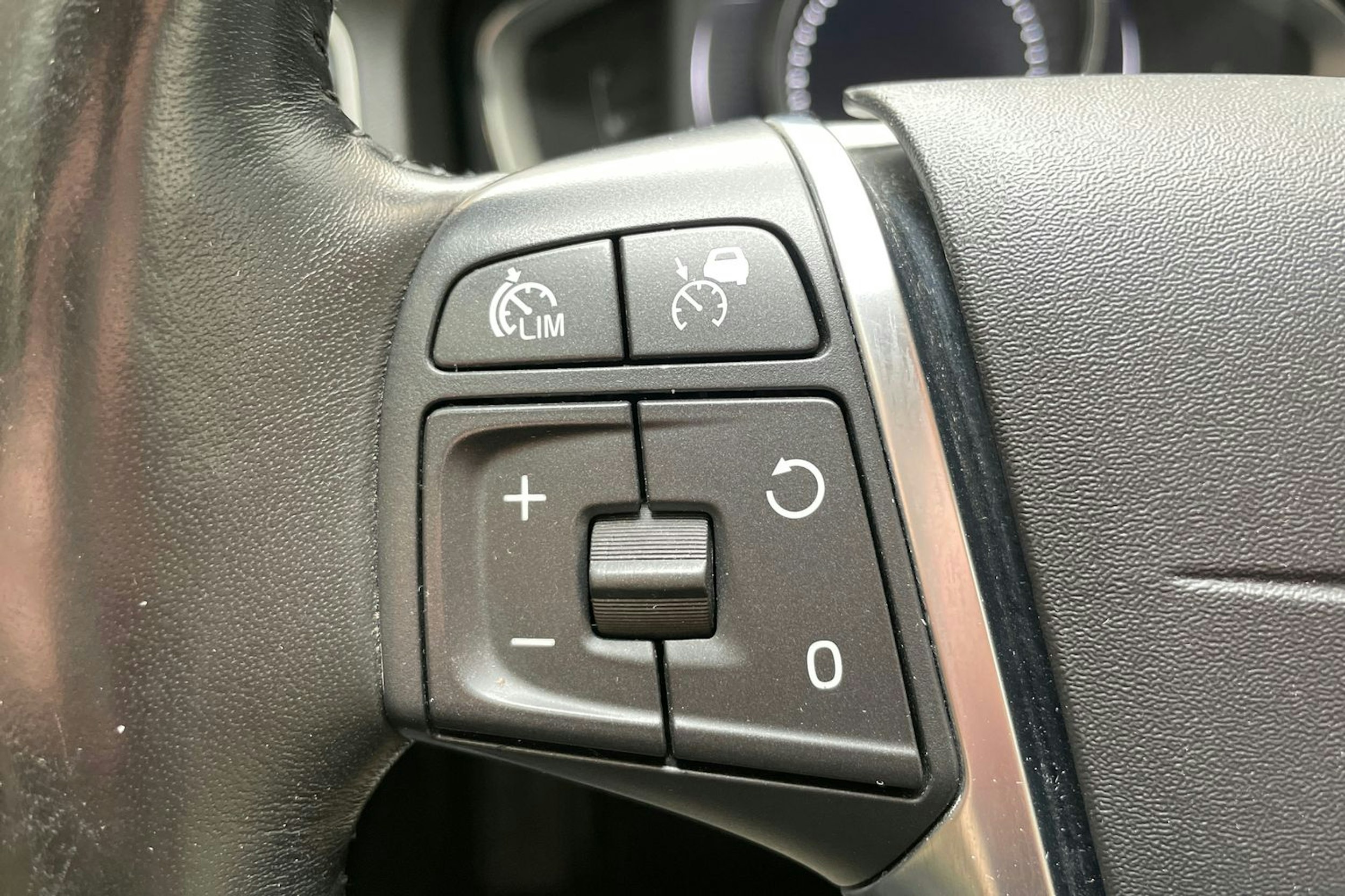 punainen Volvo S60 2017 kuva 15.