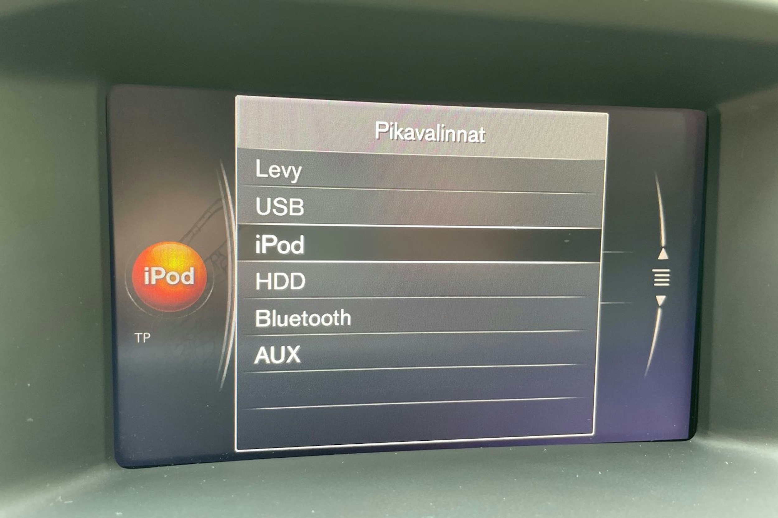 punainen Volvo S60 2017 kuva 20.