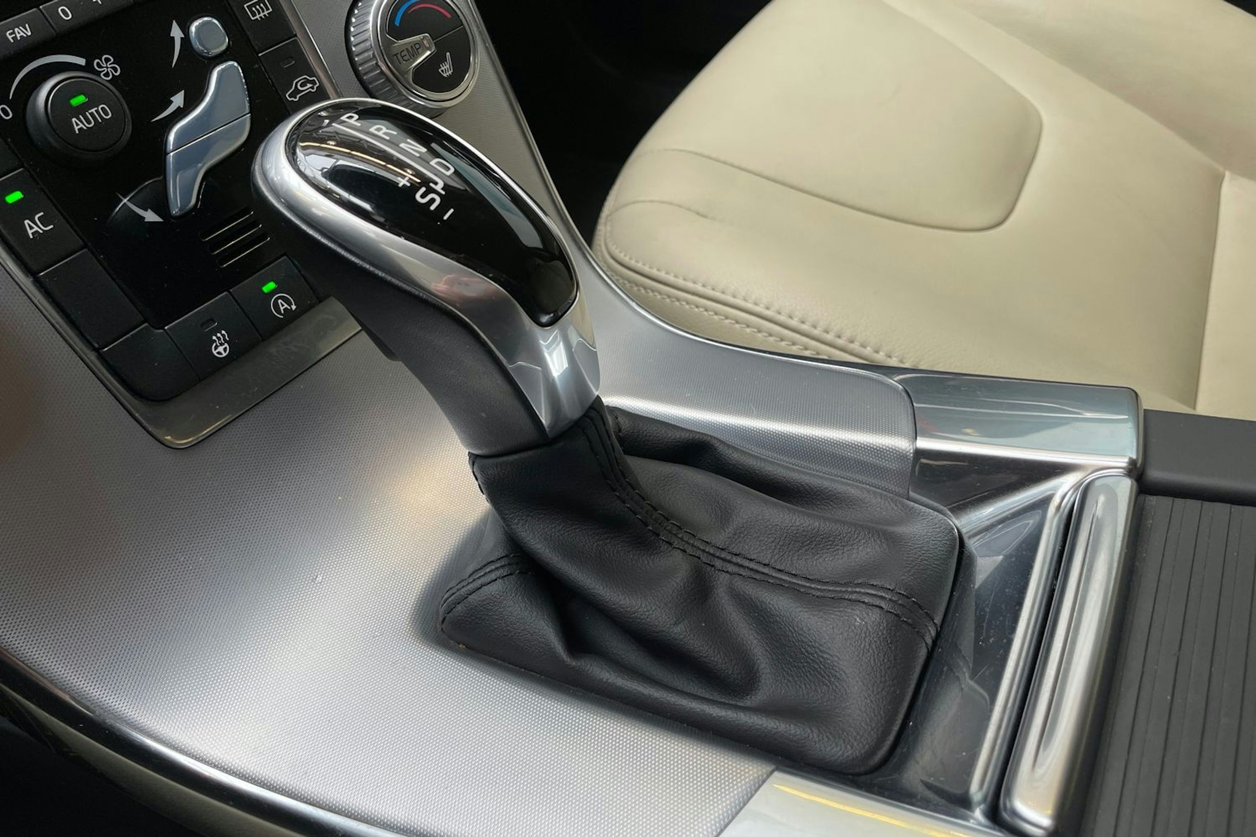 punainen Volvo S60 2017 kuva 24.