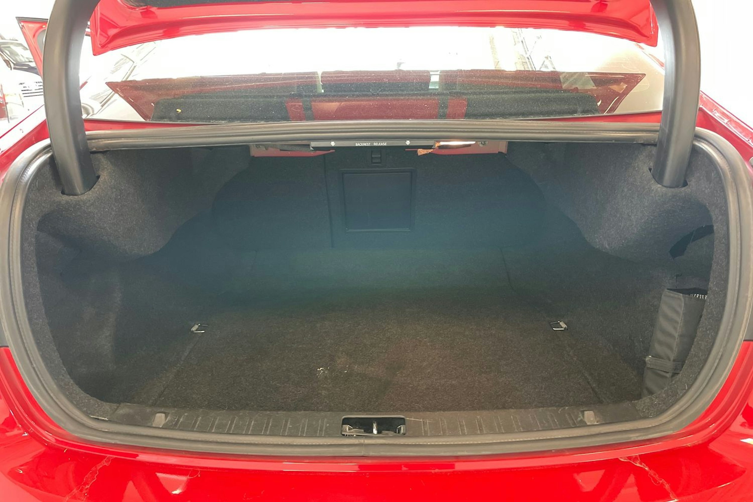 punainen Volvo S60 2017 kuva 28.