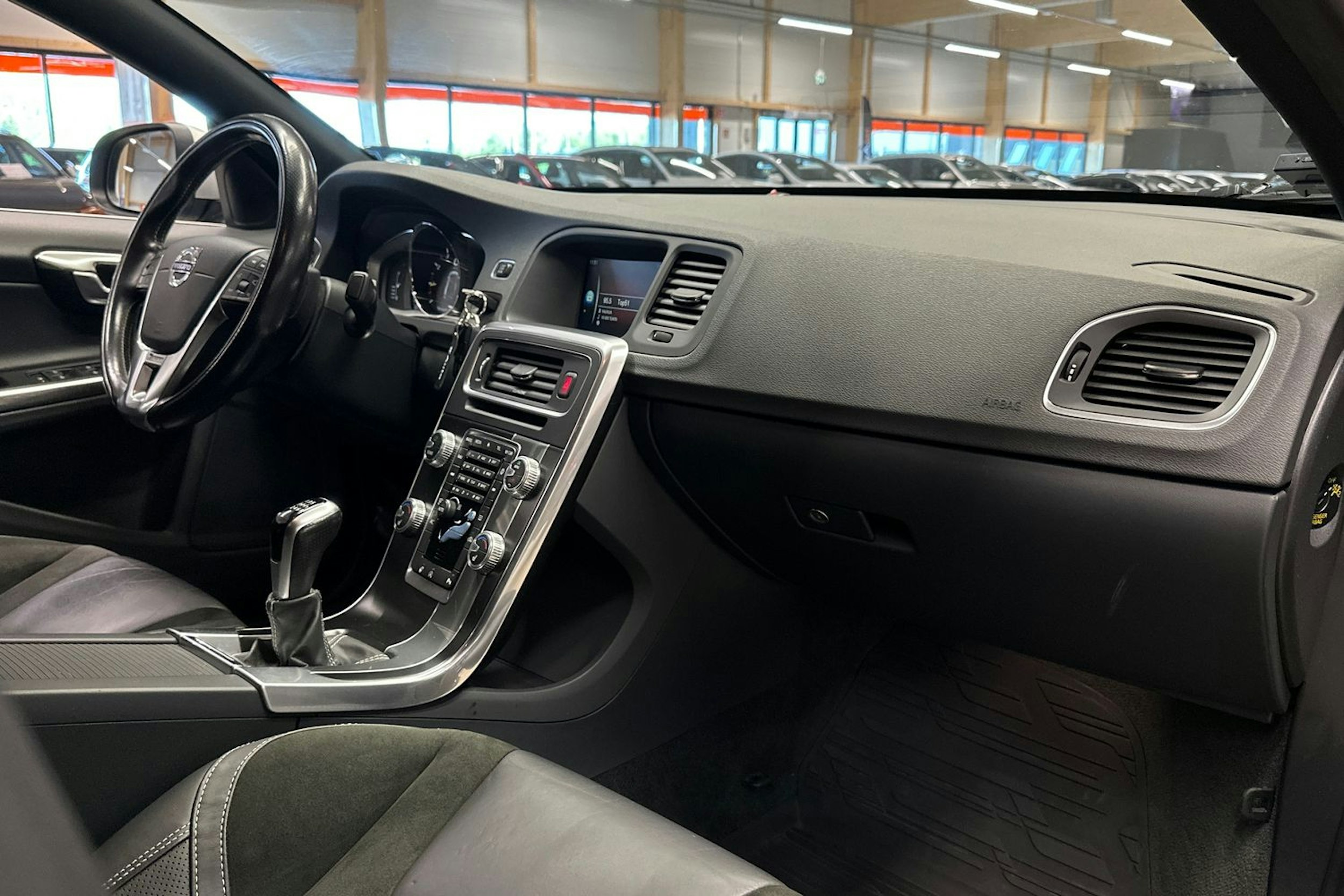 harmaa Volvo S60 2017 kuva 13.