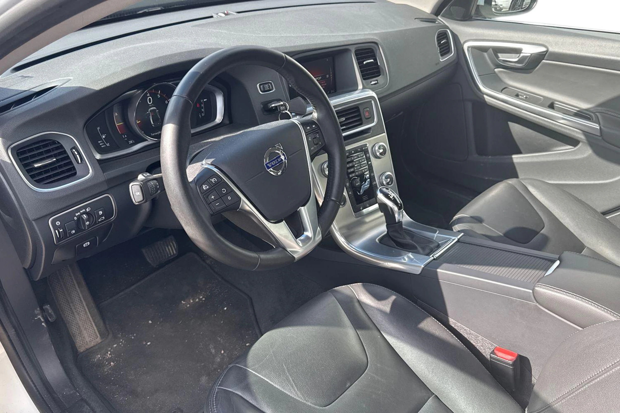Valkoinen Volvo S60 2017 kuva 3.