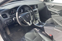Valkoinen Volvo S60 2017 kuva 3.